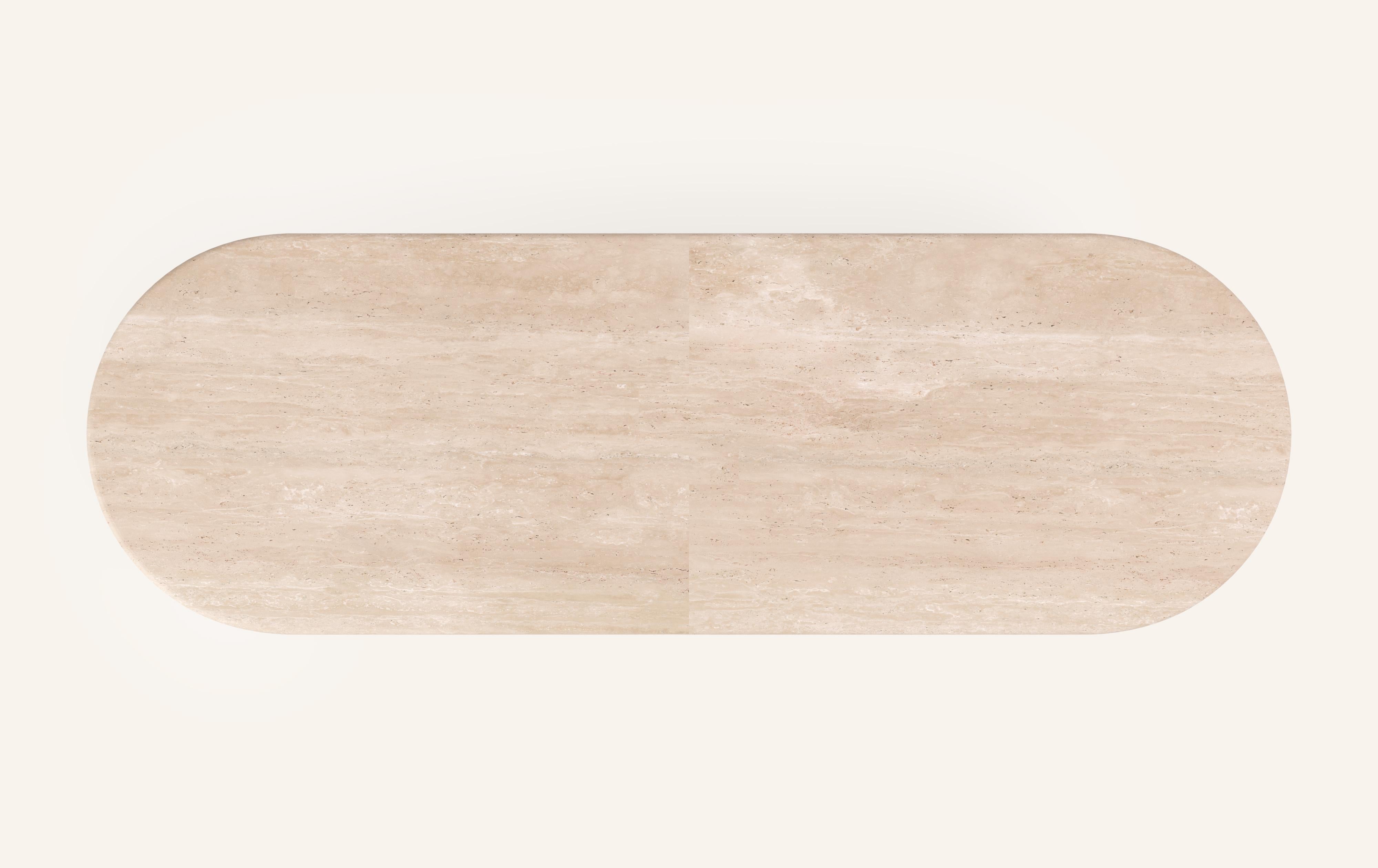 FORM (LA) Table de salle à manger ovale Fluta 144 L x 48 W x 30 H Travertino Crema VC Neuf - En vente à Los Angeles, CA