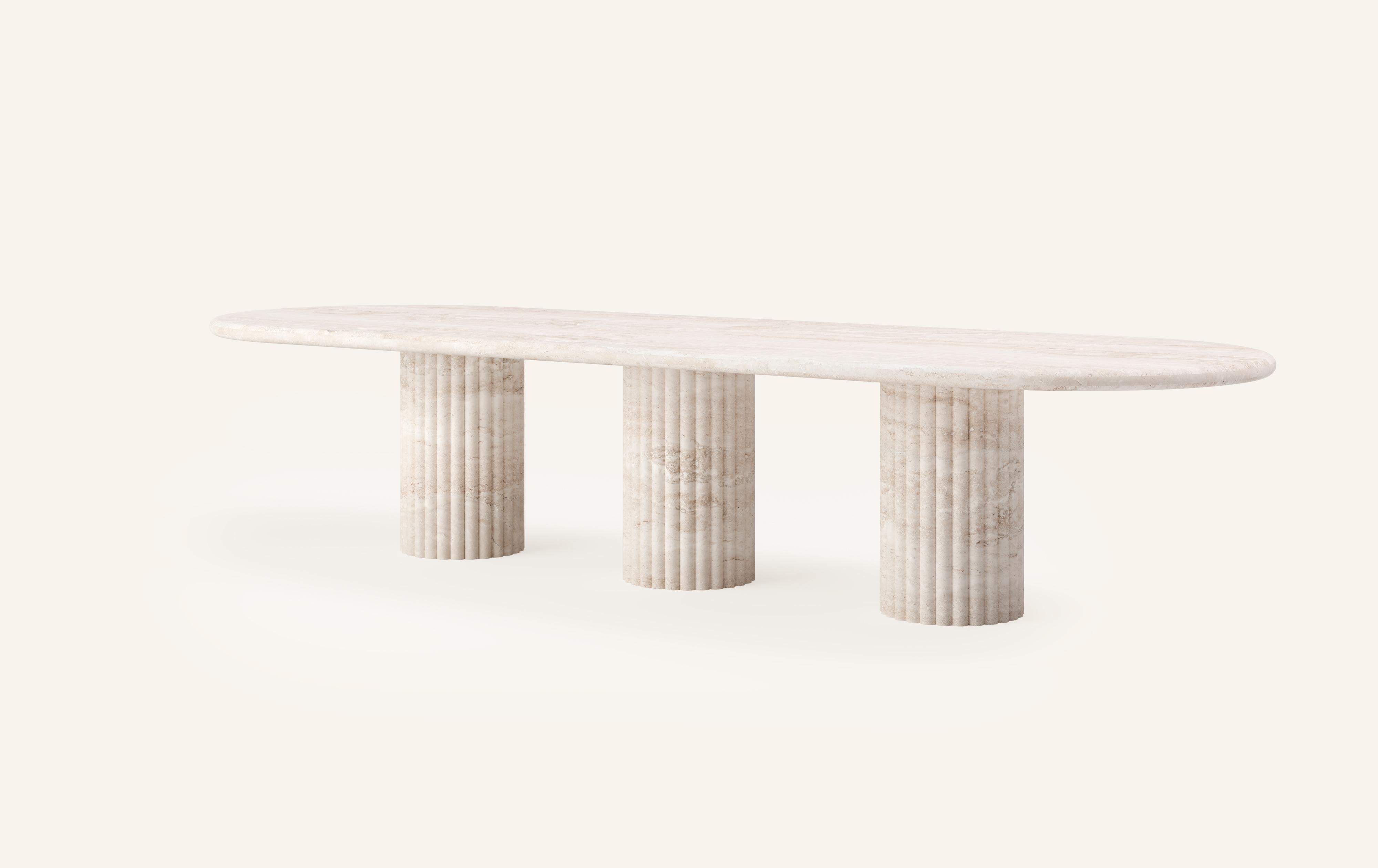 Organique FORM (LA) Table de salle à manger ovale Fluta 144 L x 48 W x 30 H Travertino Navona VC en vente