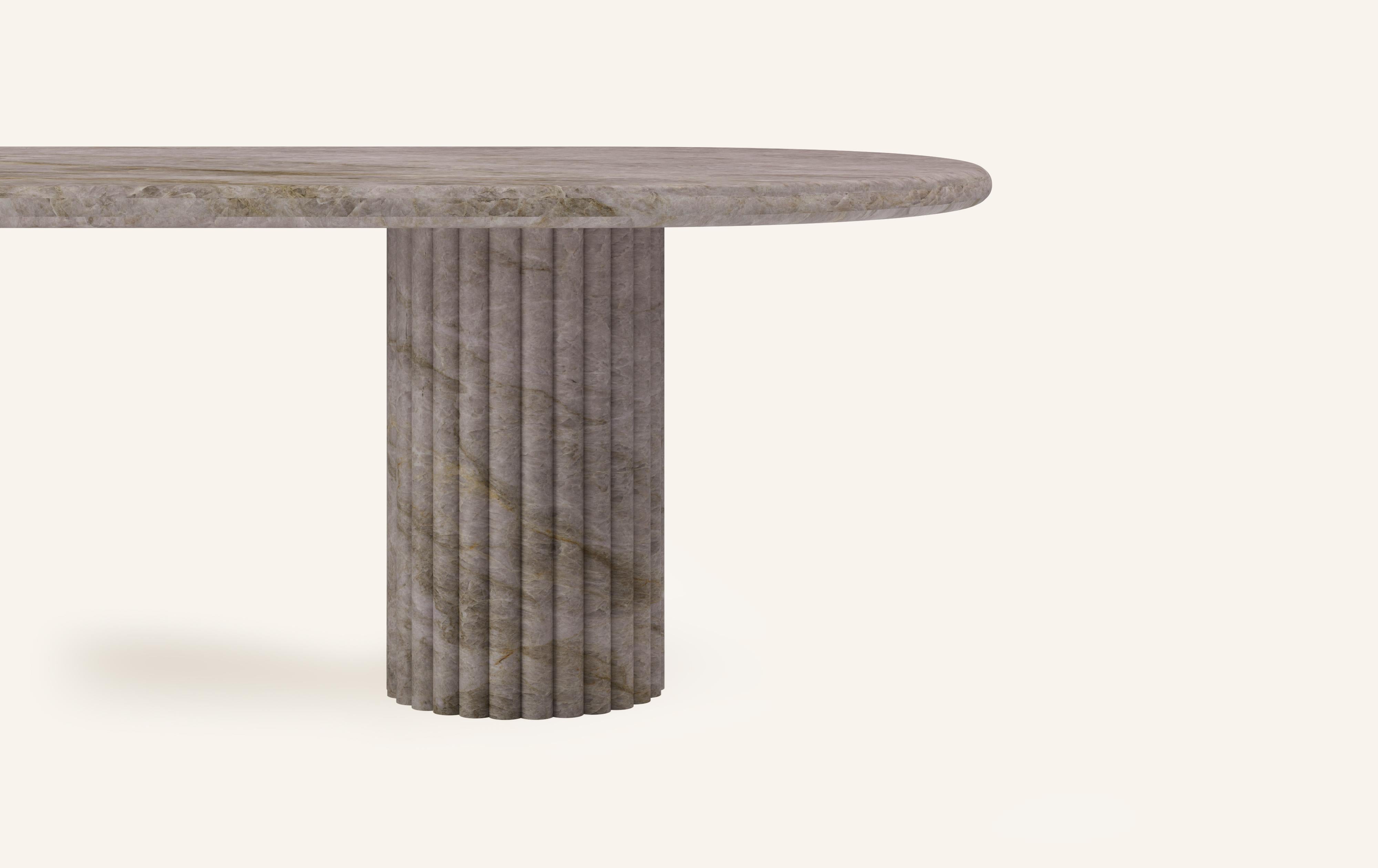 Américain FORM (LA) Table de salle à manger ovale Fluta 84L x 42W x 30H Taj Mahal Quartzite en vente