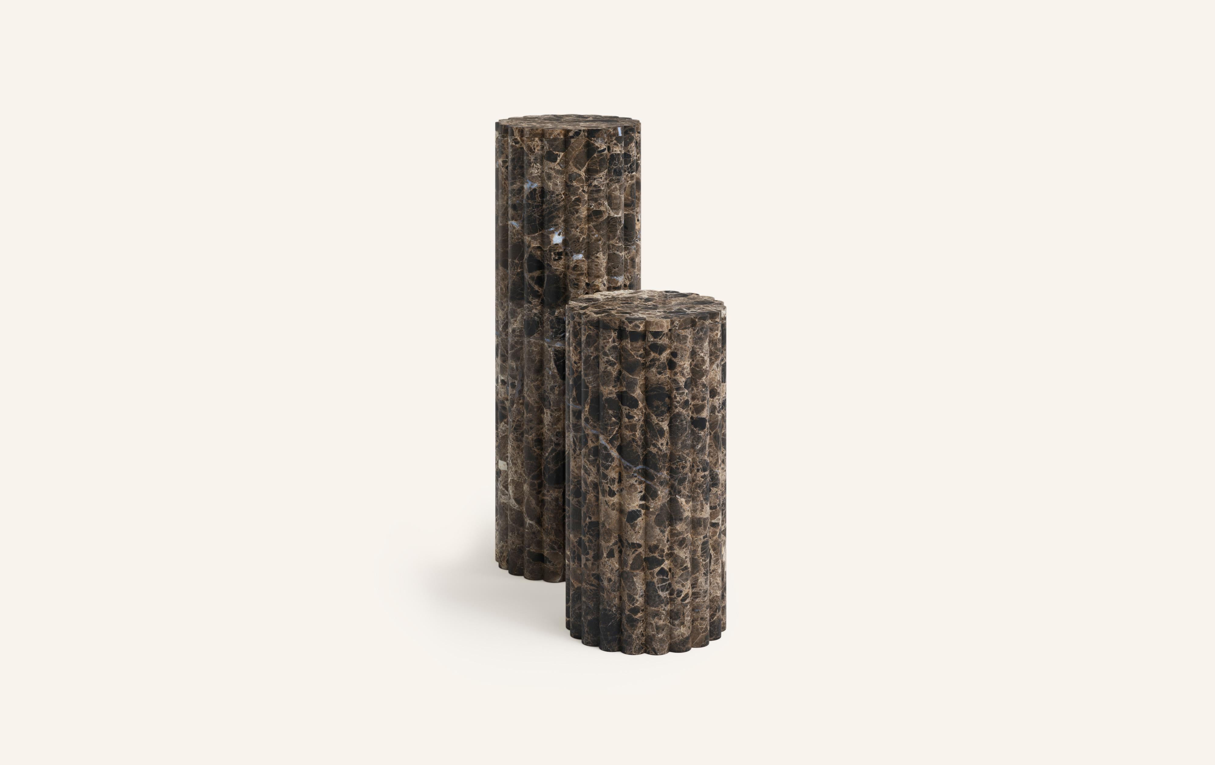 FORM (LA) Fluta-Sockel 12L x 12W x 36H Dunkel Emperador-Marmor (Organische Moderne) im Angebot