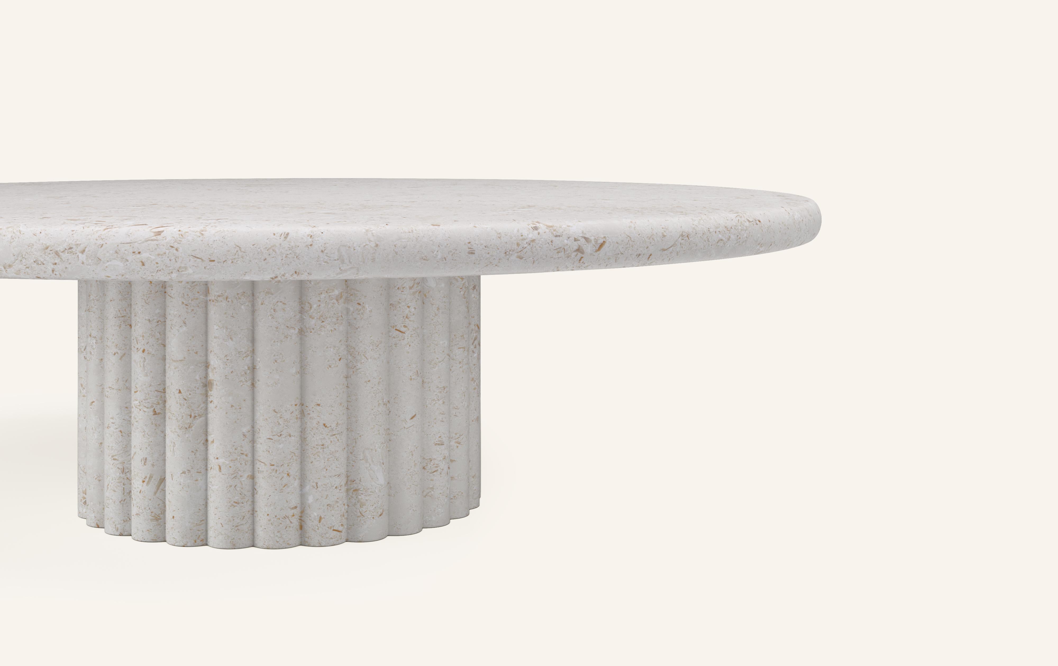 Organique FORM(LA) Table basse ronde Fluta 42L x 42W x 14H Pierre calcaire Oceano en vente