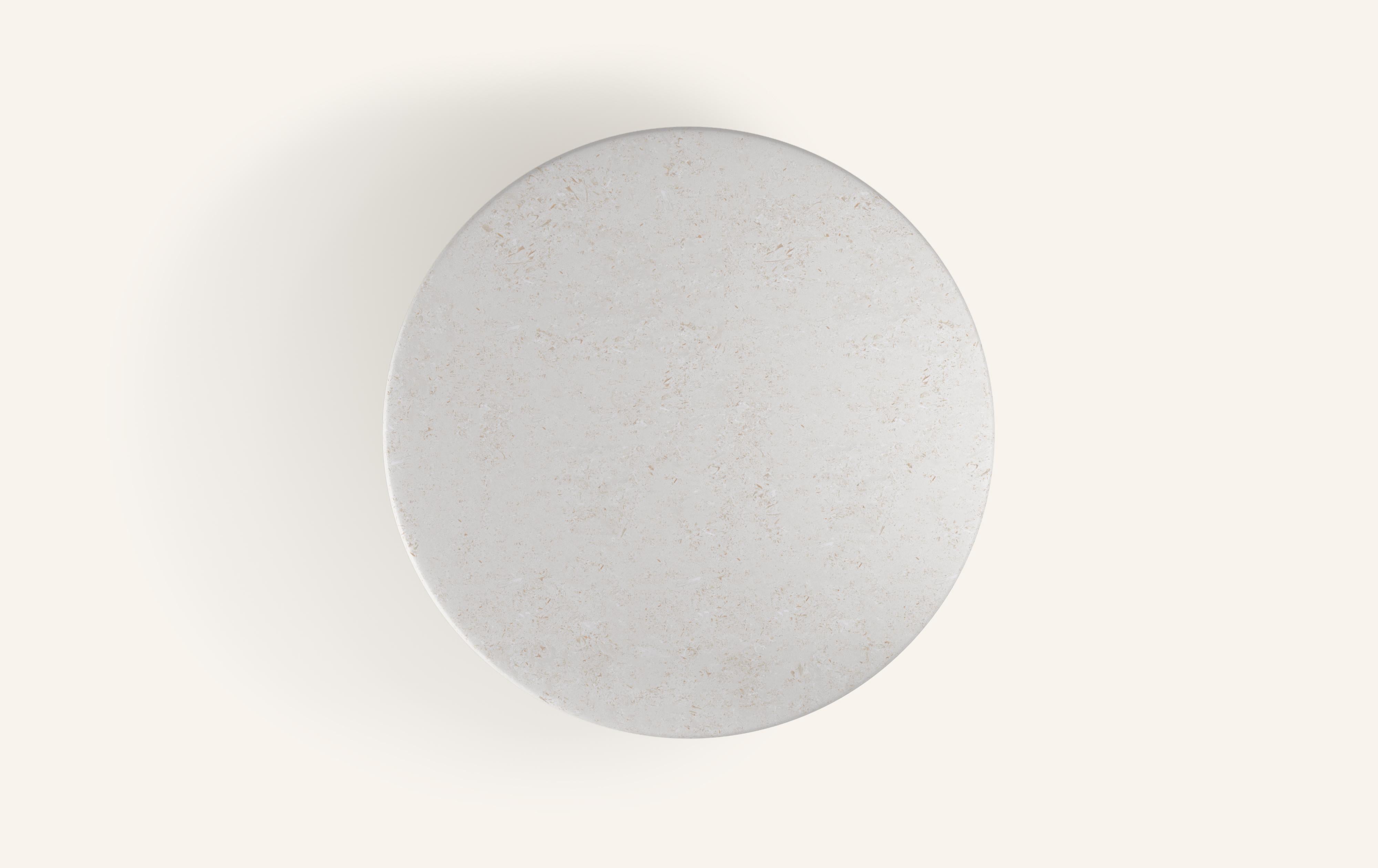 Américain FORM(LA) Table basse ronde Fluta 42L x 42W x 14H Pierre calcaire Oceano en vente