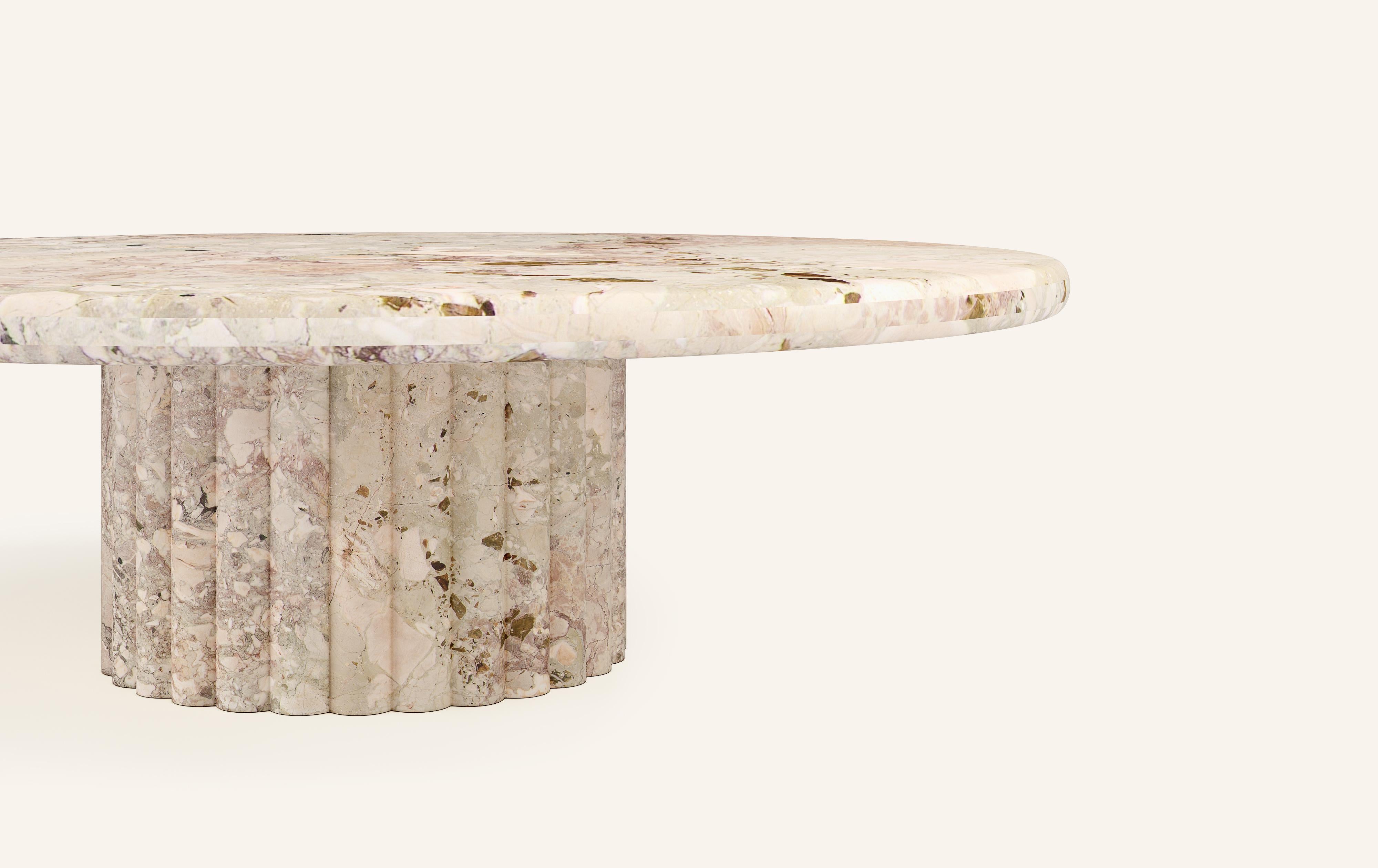 Organique FORM(LA) table basse ronde Fluta 48L x 48W x 14H marbre Breccia Rosa en vente