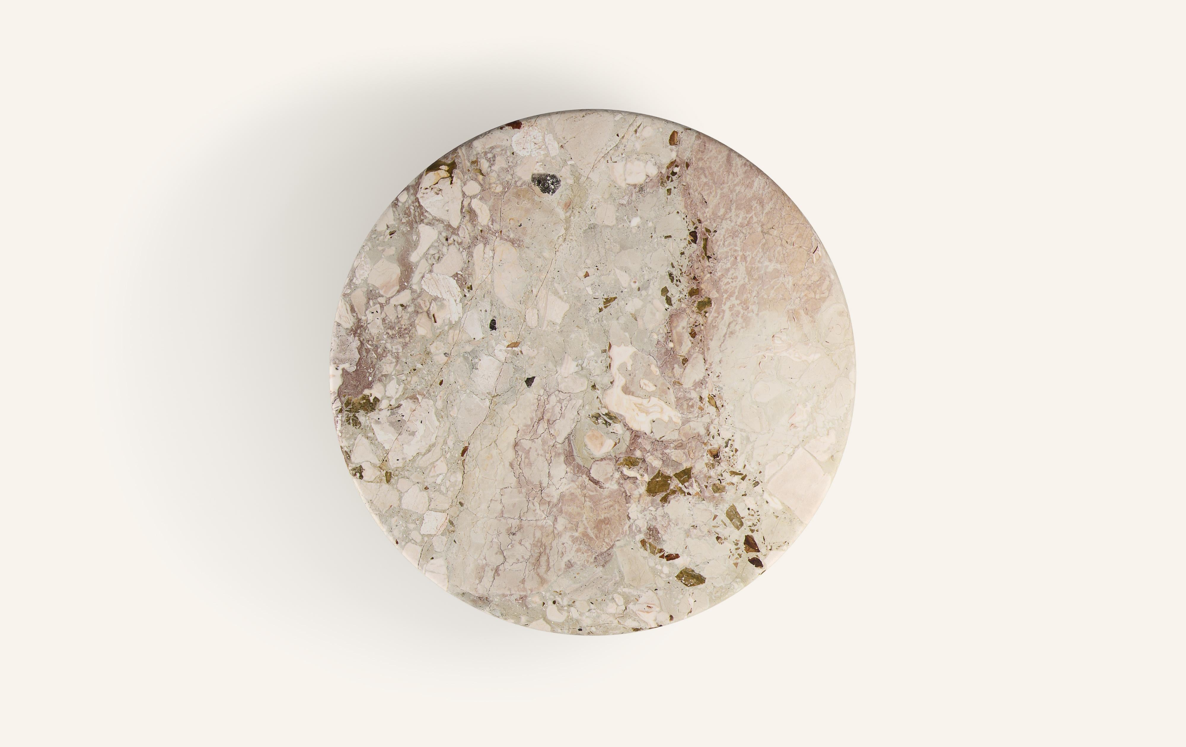 Américain FORM(LA) table basse ronde Fluta 48L x 48W x 14H marbre Breccia Rosa en vente