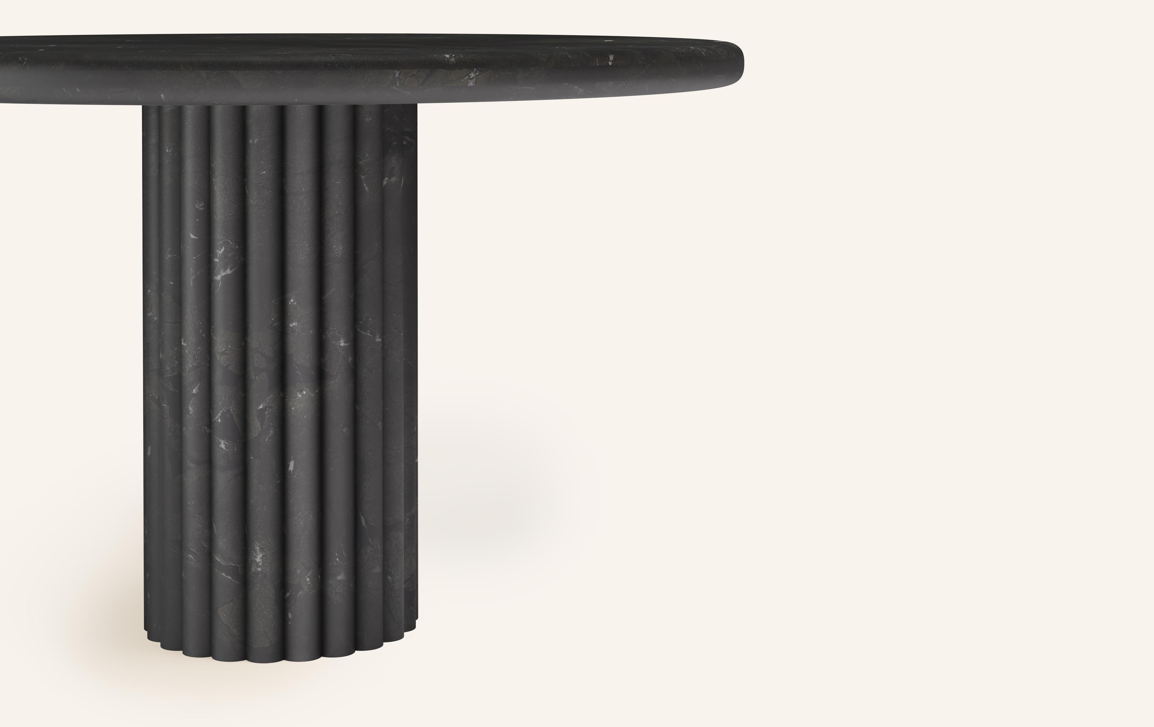 Organique FORM(LA) table de salle à manger ronde Fluta 48L x 48W x 30H quartzite Negresco en vente