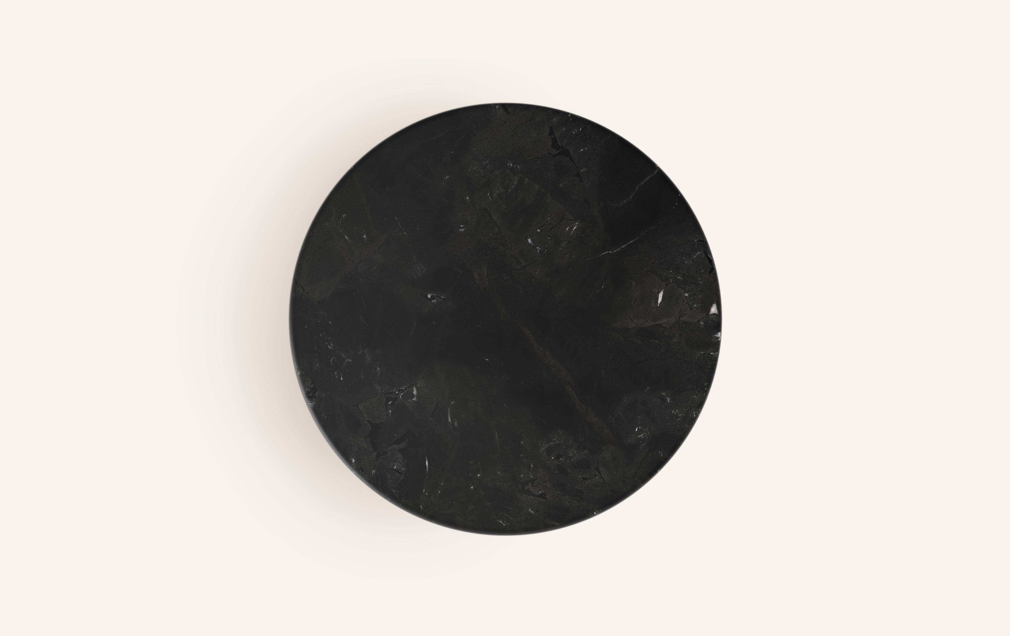 Américain FORM(LA) table de salle à manger ronde Fluta 48L x 48W x 30H quartzite Negresco en vente