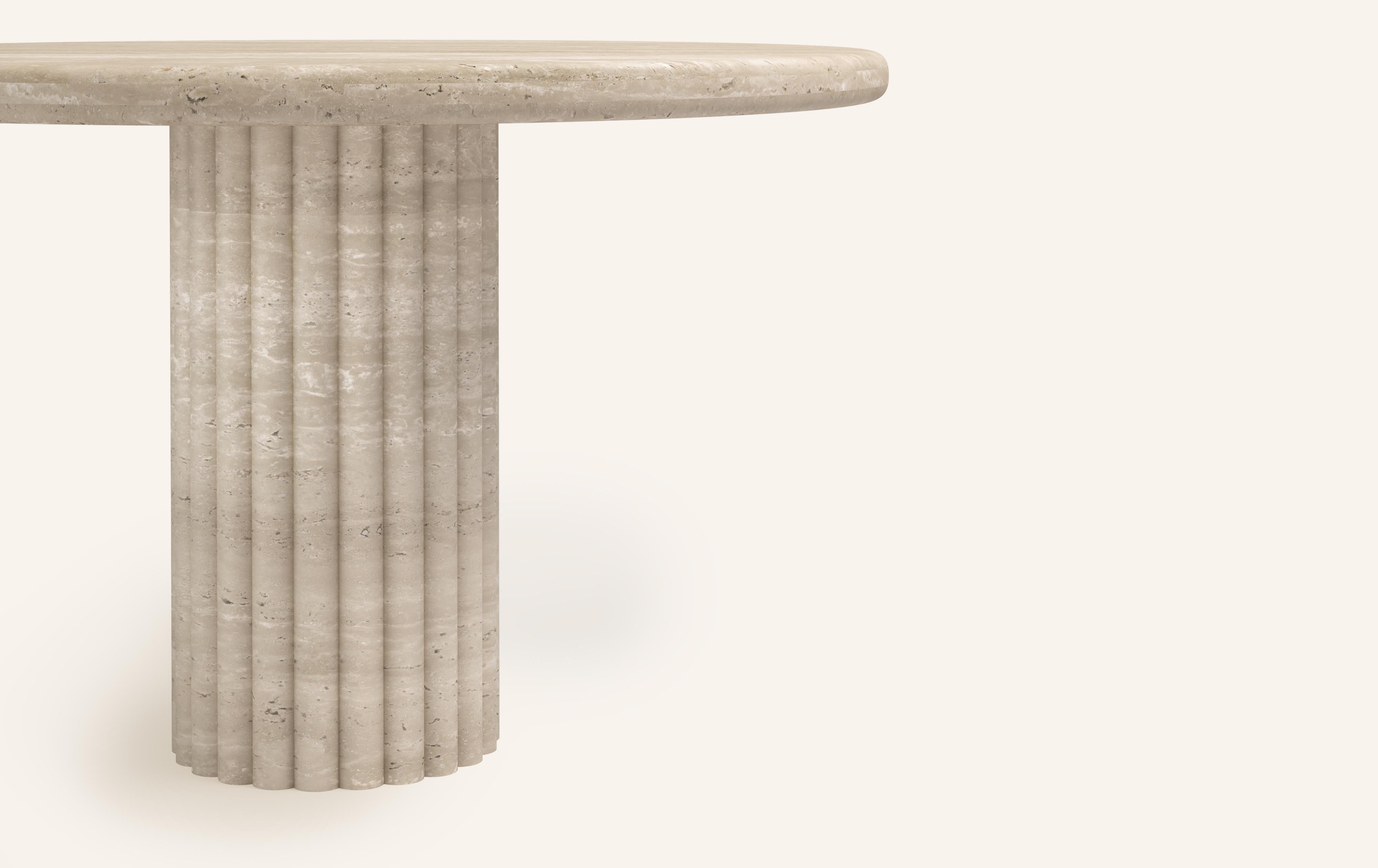 Organique FORM (LA) Table de salle à manger ronde Fluta 48L x 48W x 30H Travertino Crema VC en vente