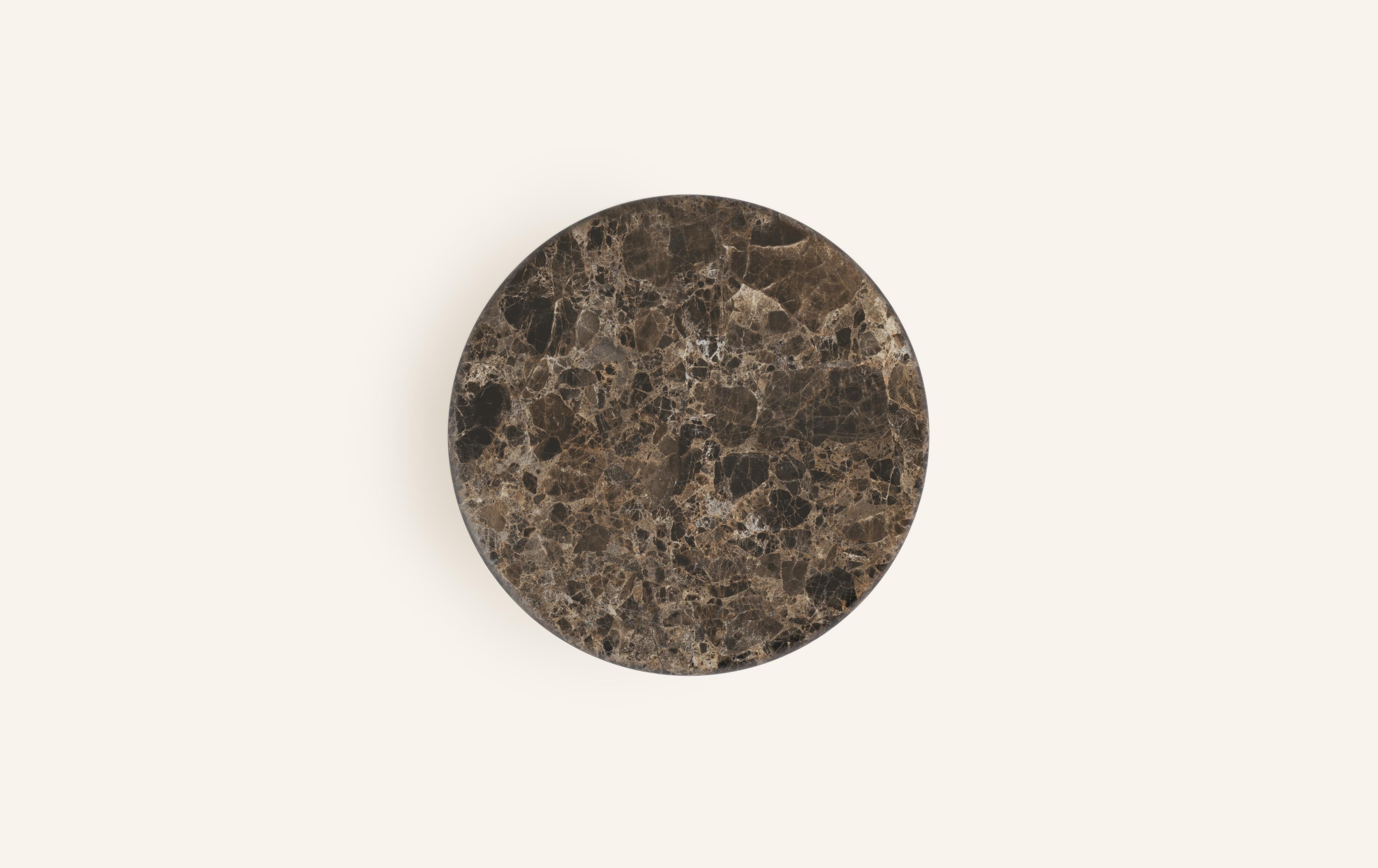 Américain FORM(LA) Table d'appoint ronde Fluta 24 L x 24 W x 20 H Marbre Emperador foncé en vente