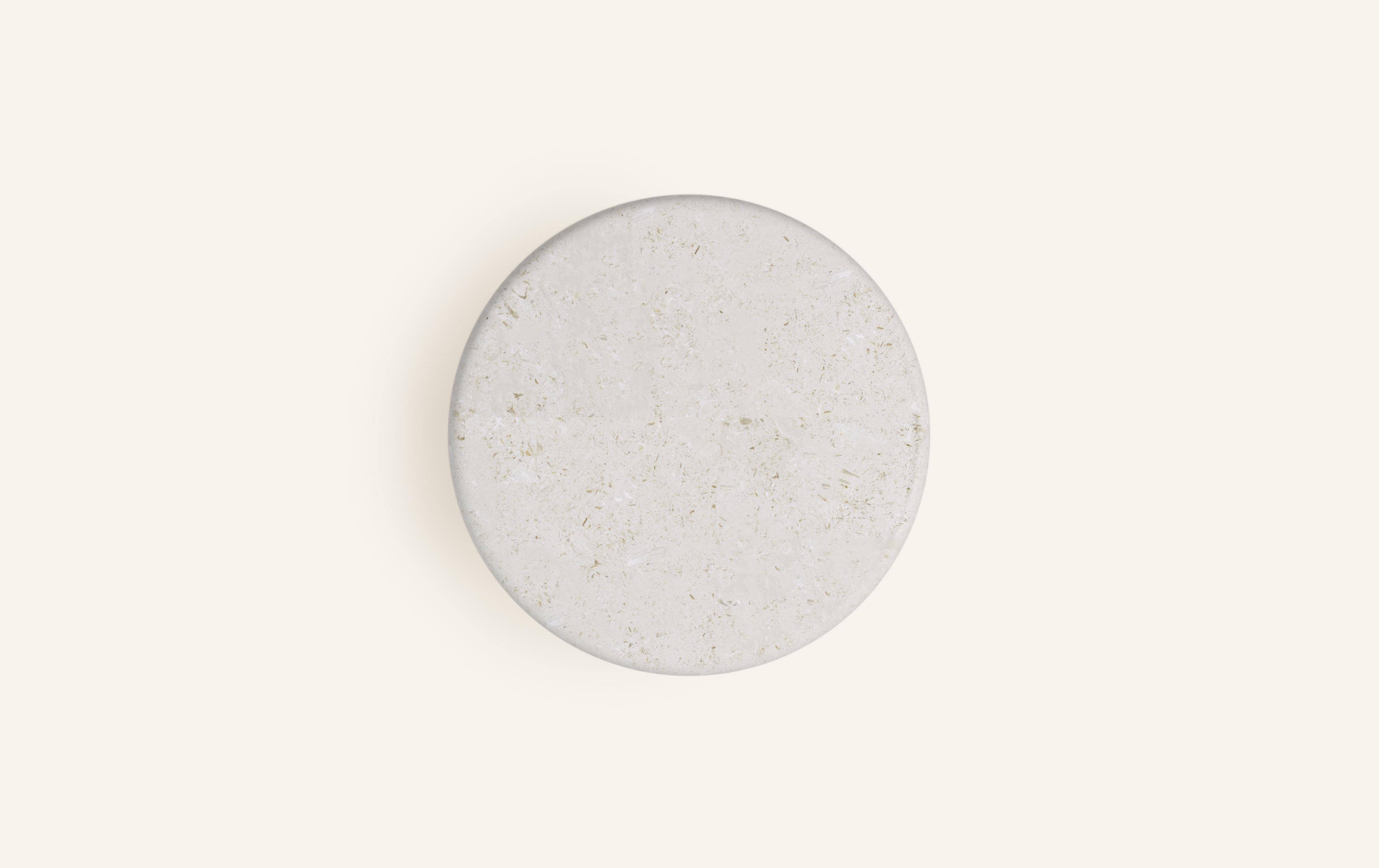 Américain FORM(LA) Table d'appoint ronde Fluta 24L x 24W x 20H Pierre calcaire Oceano en vente