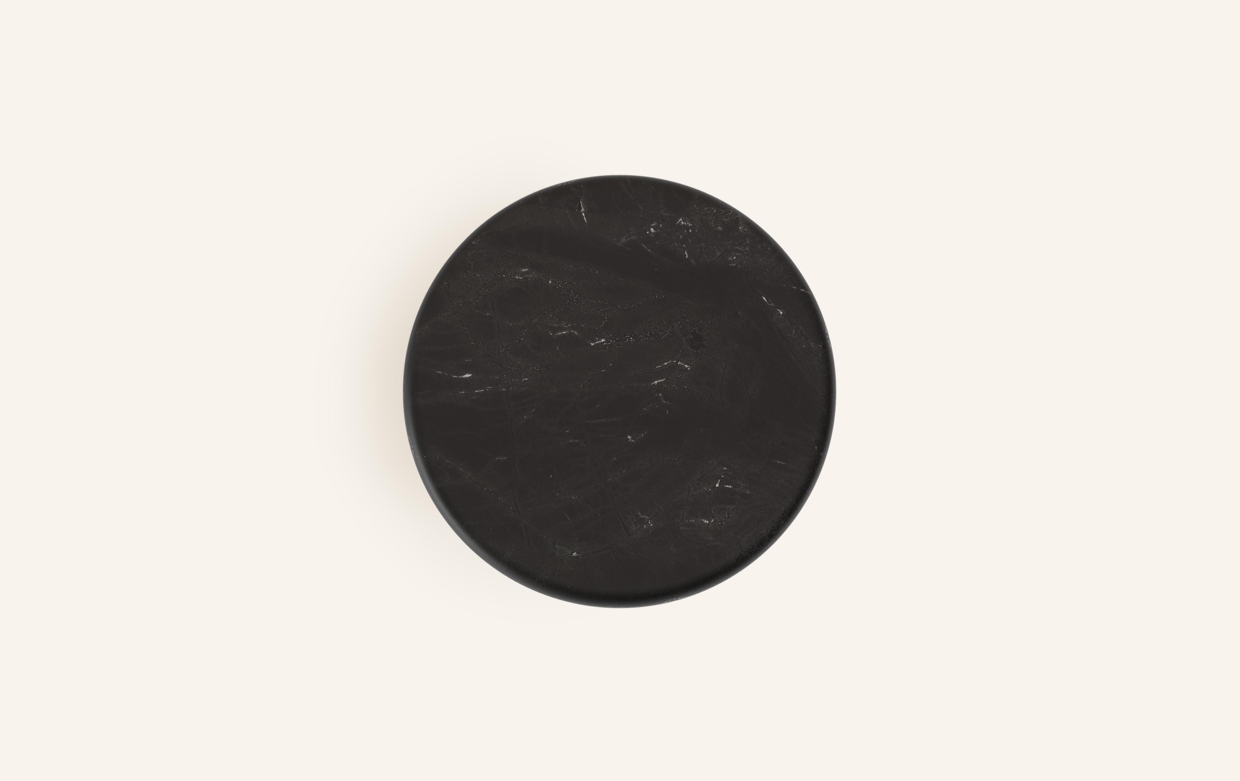 Américain FORM(LA) Table d'appoint ronde Fluta 24L x 24W x 20H Quartzite Negresco en vente