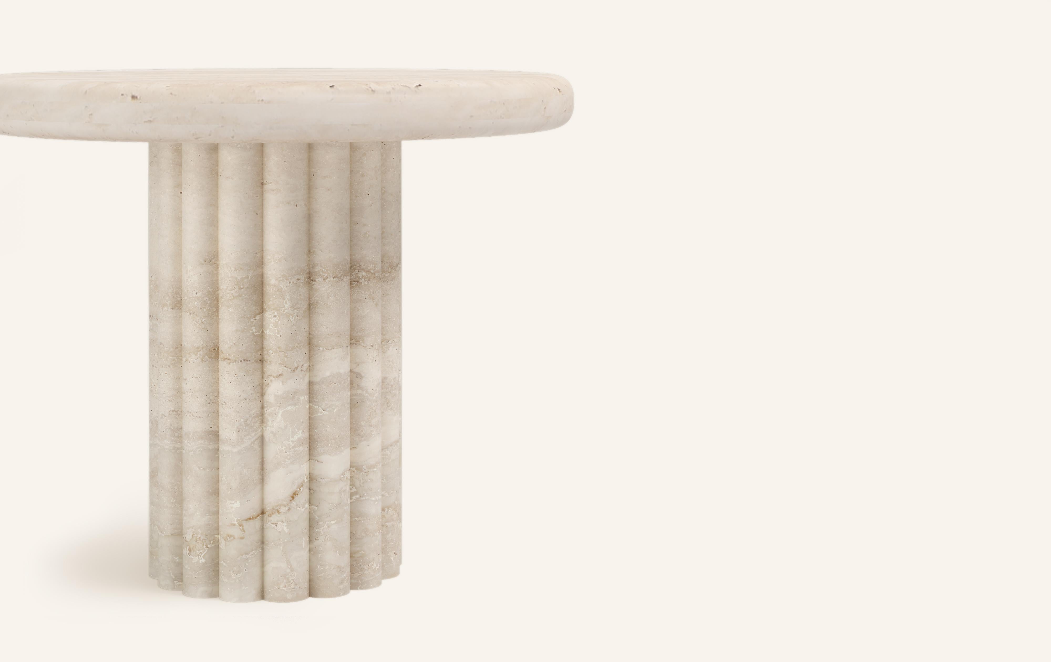 Organique FORM(LA) Table d'appoint ronde Fluta 24L x 24W x 20H Travertino Navona VC en vente
