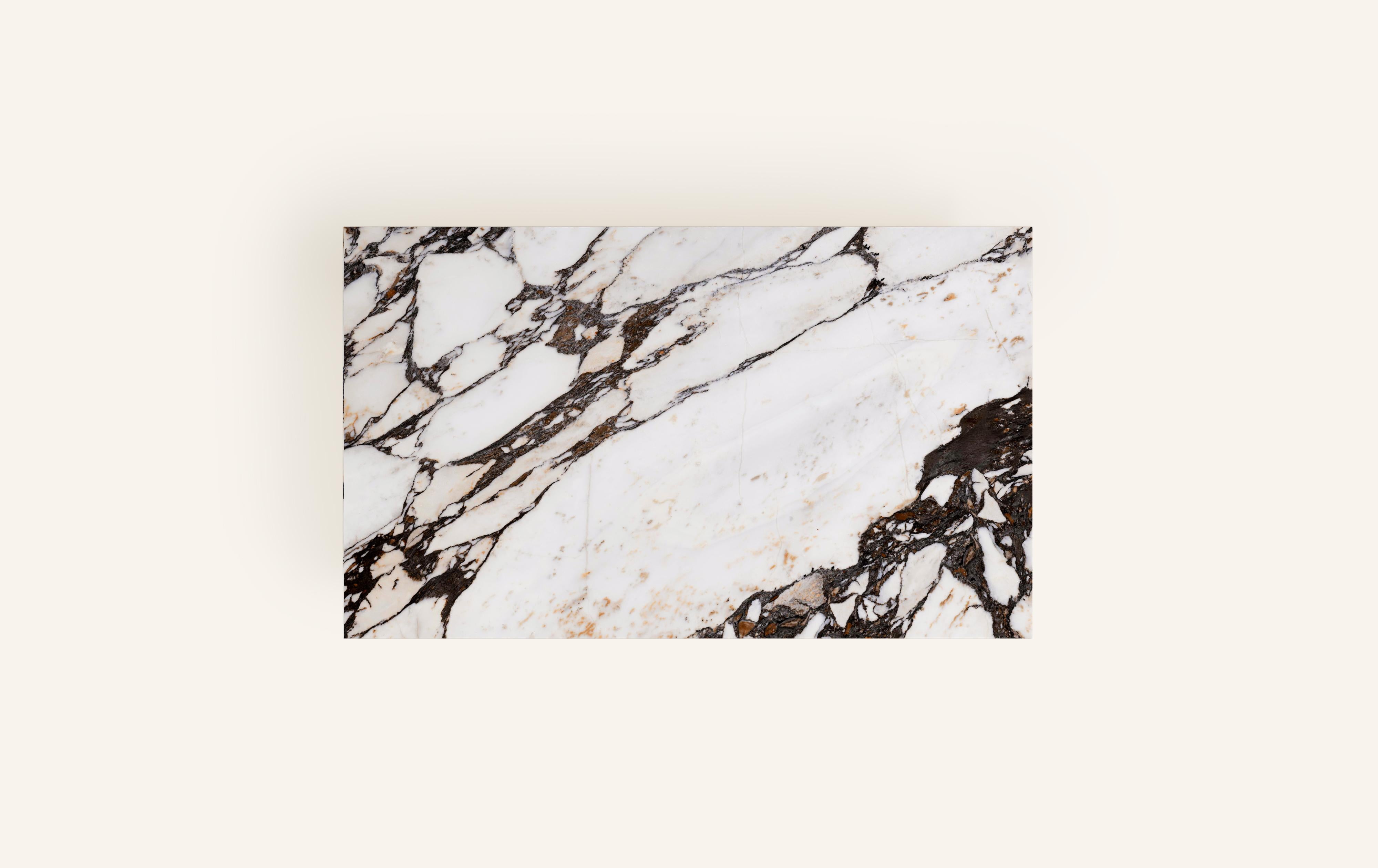 Américain FORM(LA) Grinza table basse rectangulaire 48 po. (L) x 30 po. (L) x 16 po. (H) marbre Calacatta Viola en vente