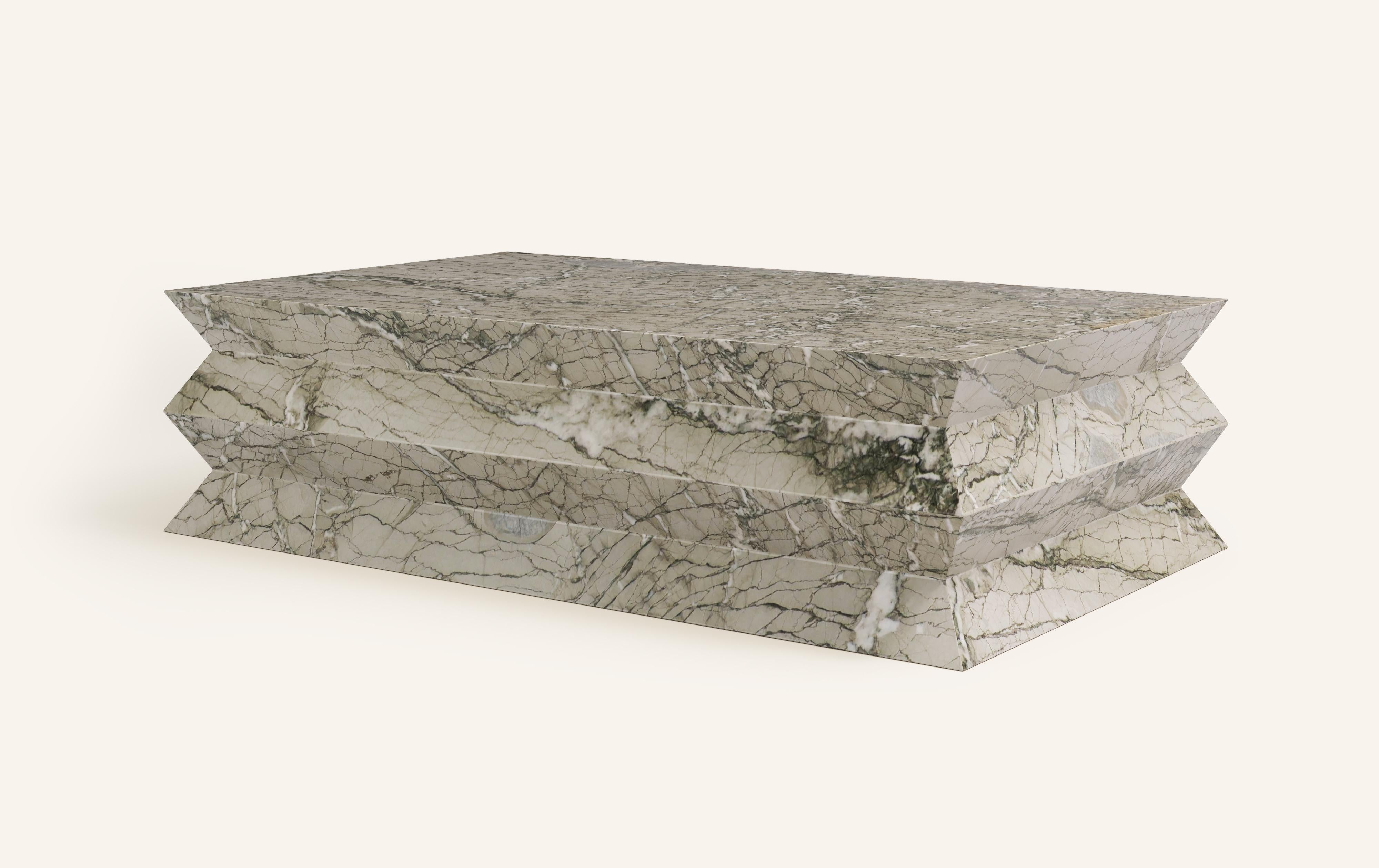Organique FORM(LA) table basse rectangulaire Grinza 48 po. (L) x 30 po. (L) x 16 po. (H) marbre Verde Antigua en vente