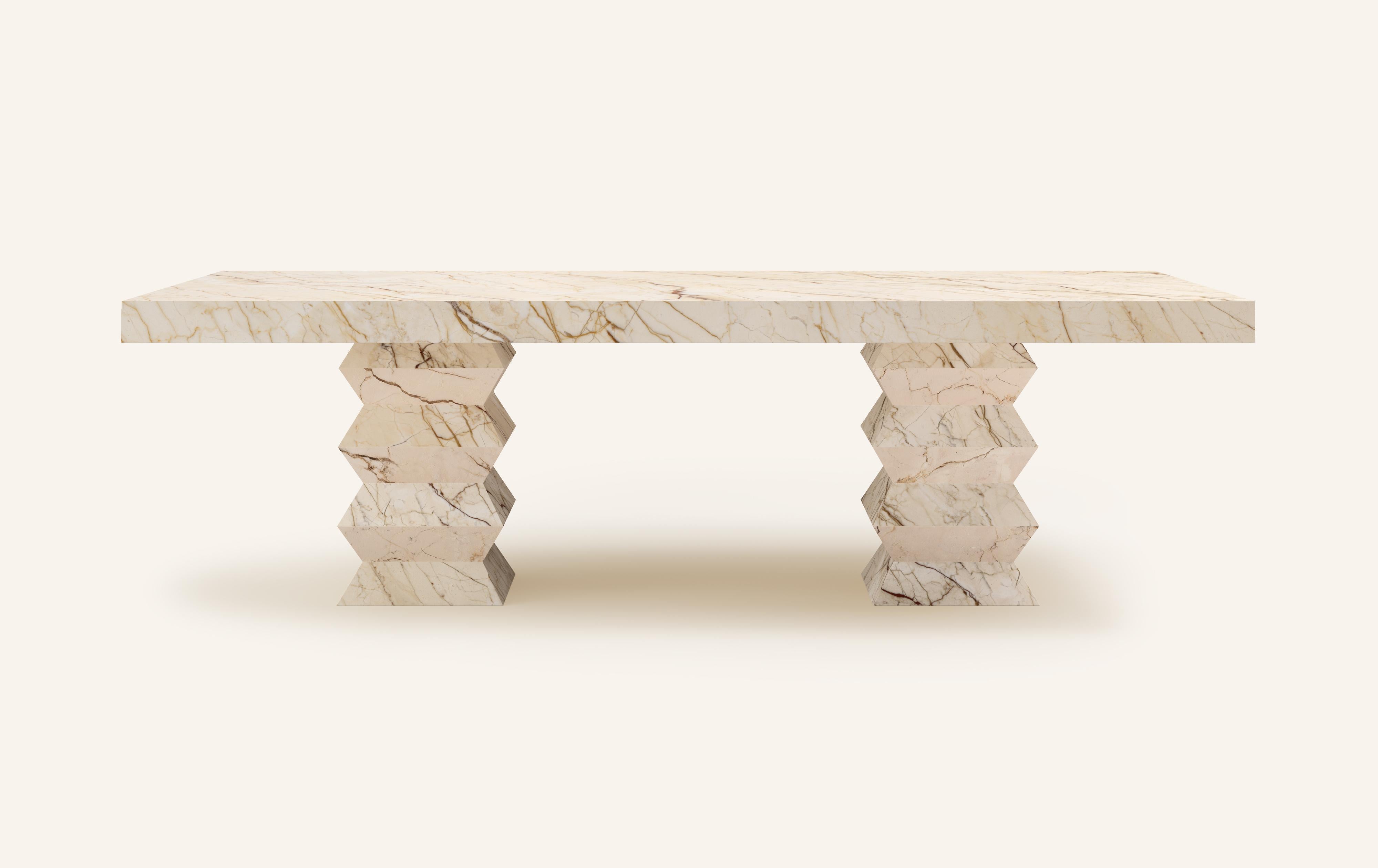 UNA FORMA AUDAZ Y EXPRESIVA EN LA QUE CHOCAN GEOMETRÍA Y ARMONÍA. ARRUGA EN ITALIANO, LA ESTRUCTURA EN ZIG-ZAG DE GRINZA ES ATEMPORAL Y ELEGANTE. 

DIMENSIONES:
108