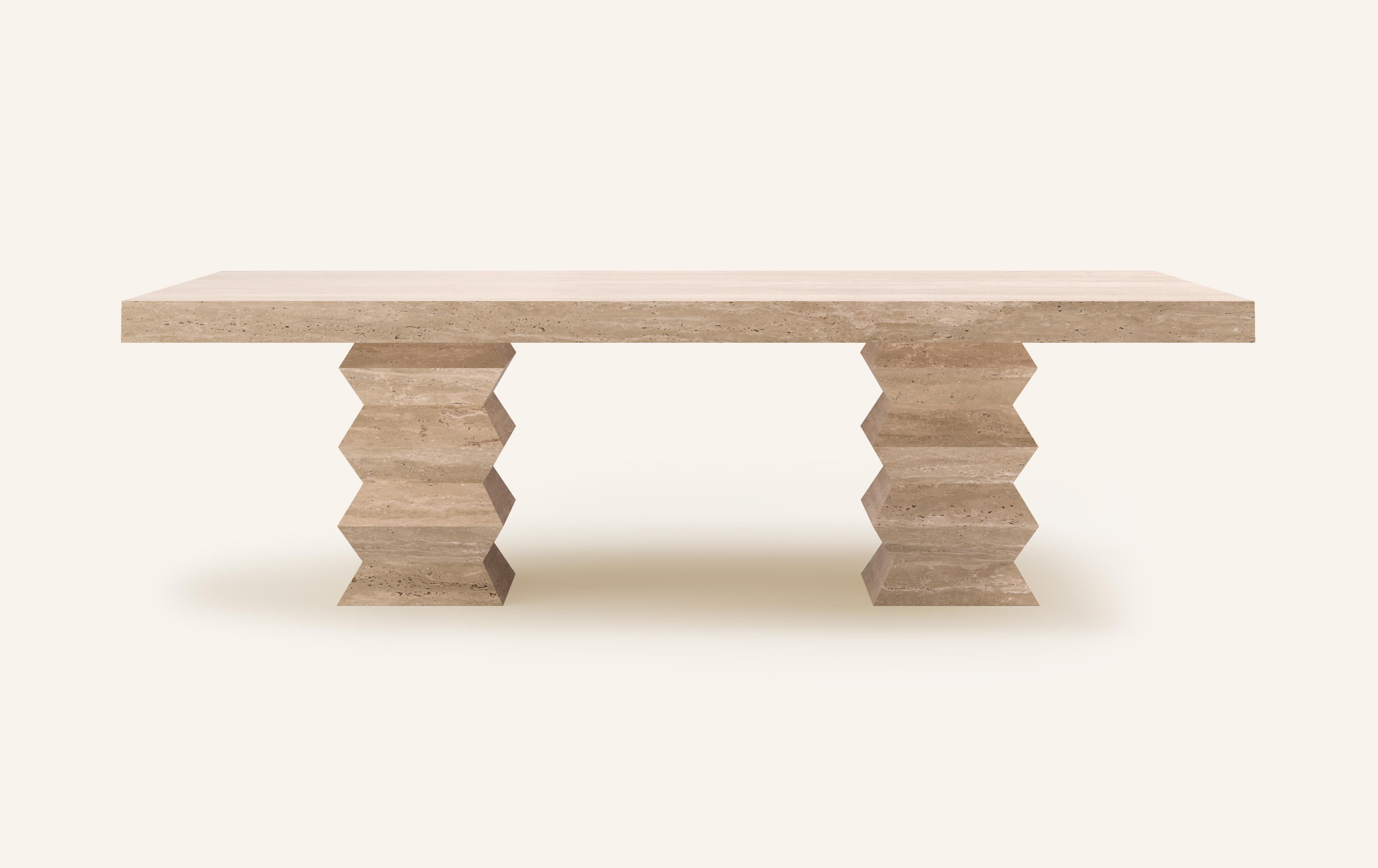 UNA FORMA AUDAZ Y EXPRESIVA EN LA QUE CHOCAN GEOMETRÍA Y ARMONÍA. ARRUGA EN ITALIANO, LA ESTRUCTURA EN ZIG-ZAG DE GRINZA ES ATEMPORAL Y ELEGANTE. 

DIMENSIONES:
108