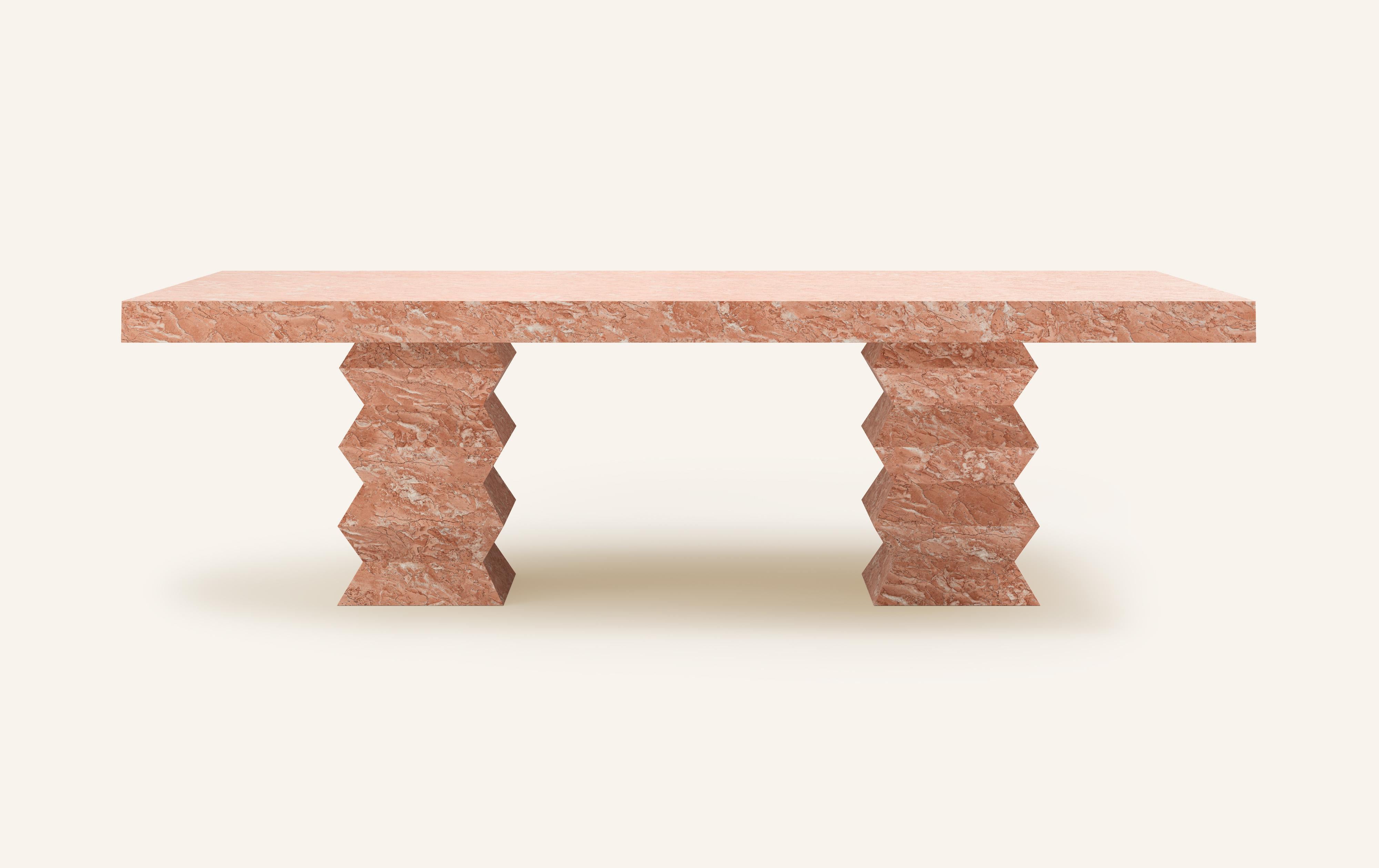 UNA FORMA AUDAZ Y EXPRESIVA EN LA QUE CHOCAN GEOMETRÍA Y ARMONÍA. ARRUGA EN ITALIANO, LA ESTRUCTURA EN ZIG-ZAG DE GRINZA ES ATEMPORAL Y ELEGANTE. 

DIMENSIONES:
118