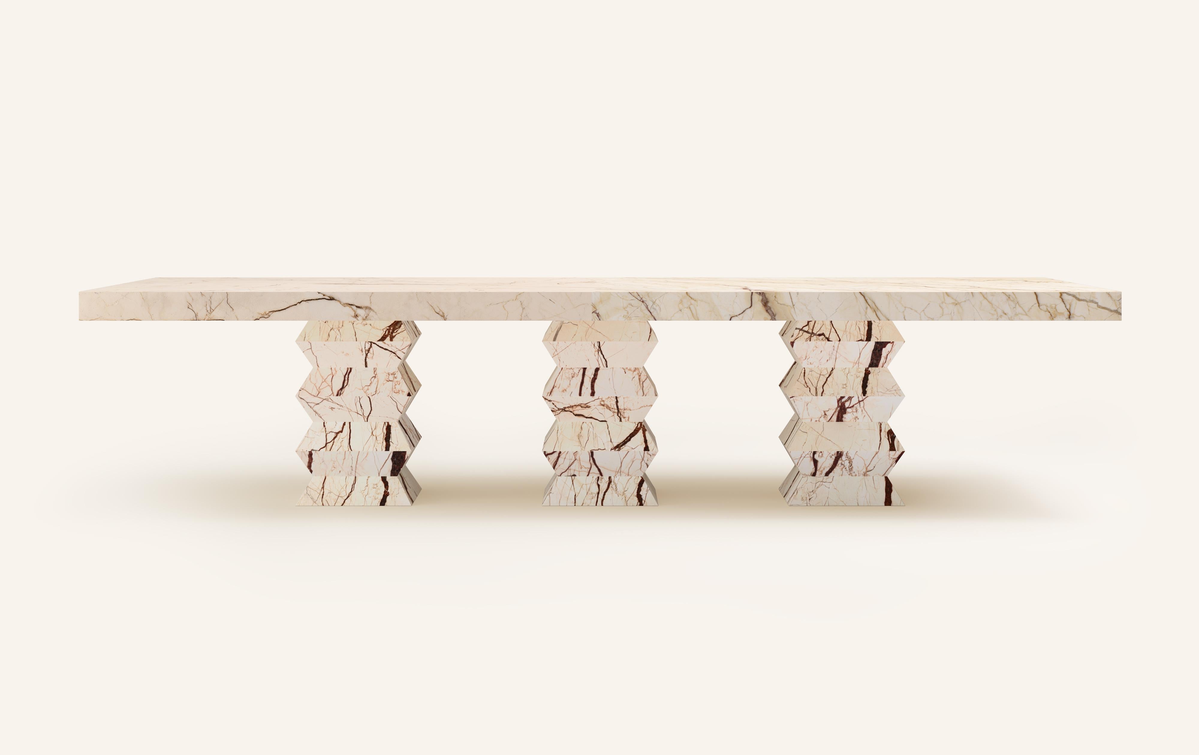 UNA FORMA AUDAZ Y EXPRESIVA EN LA QUE CHOCAN GEOMETRÍA Y ARMONÍA. ARRUGA EN ITALIANO, LA ESTRUCTURA EN ZIG-ZAG DE GRINZA ES ATEMPORAL Y ELEGANTE. 

DIMENSIONES:
144