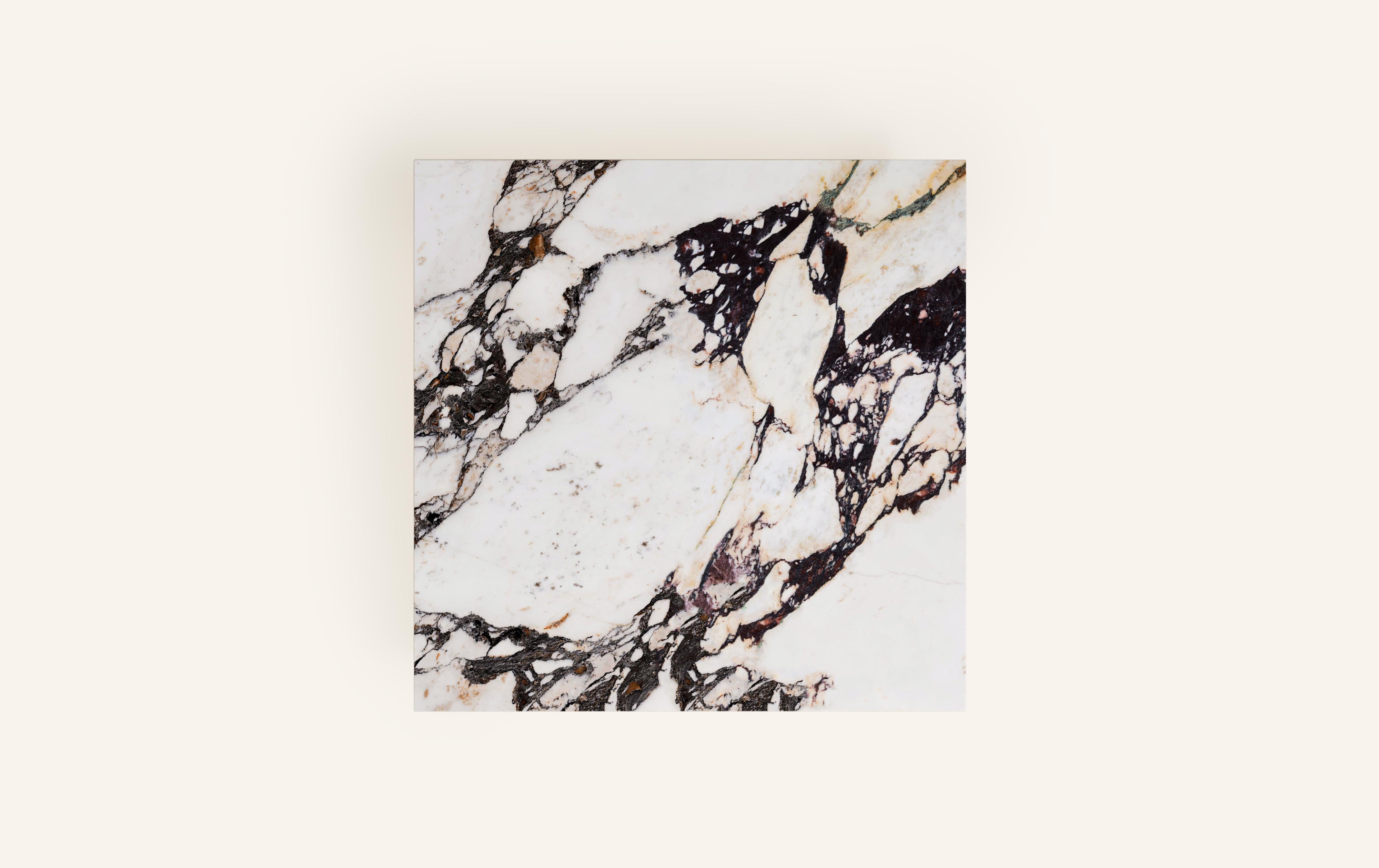 Américain FORM(LA) table basse carrée Grinza 42 po. (L) x 42 po. (L) x 16 po. (H) marbre Calacatta Viola en vente