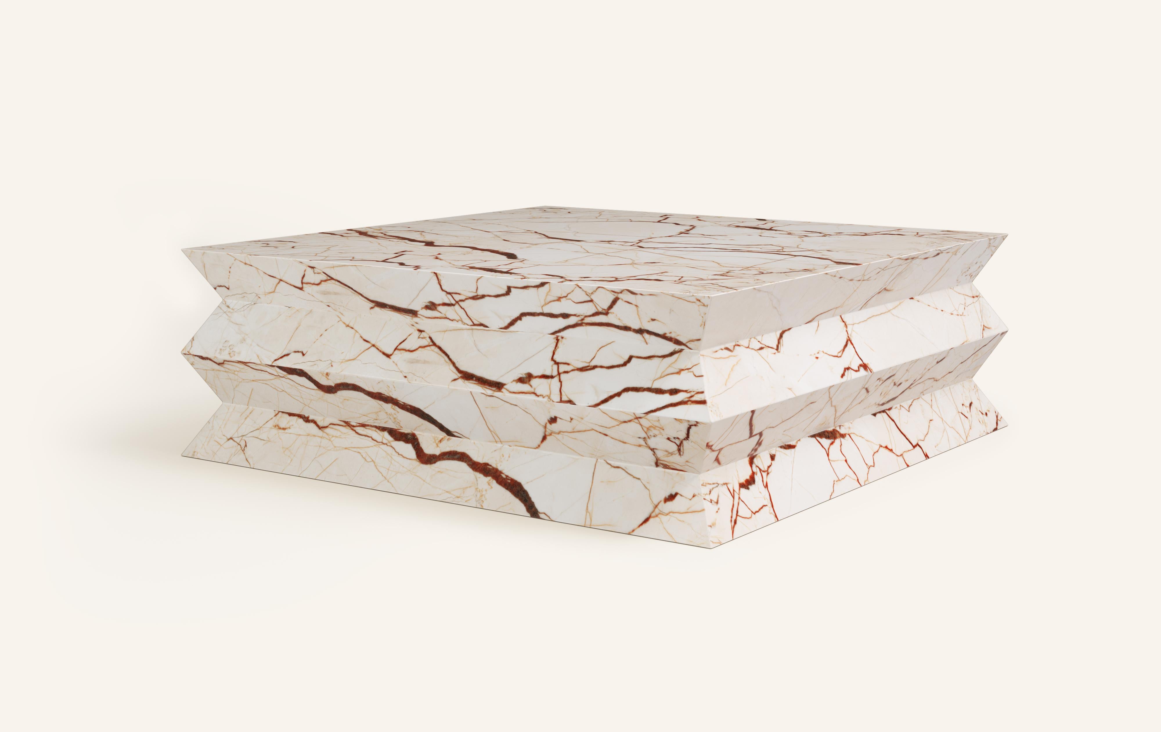 Organique FORM(LA) table basse carrée Grinza 42 po. (L) x 42 po. (L) x 16 po. (H) Sofita marbre beige en vente