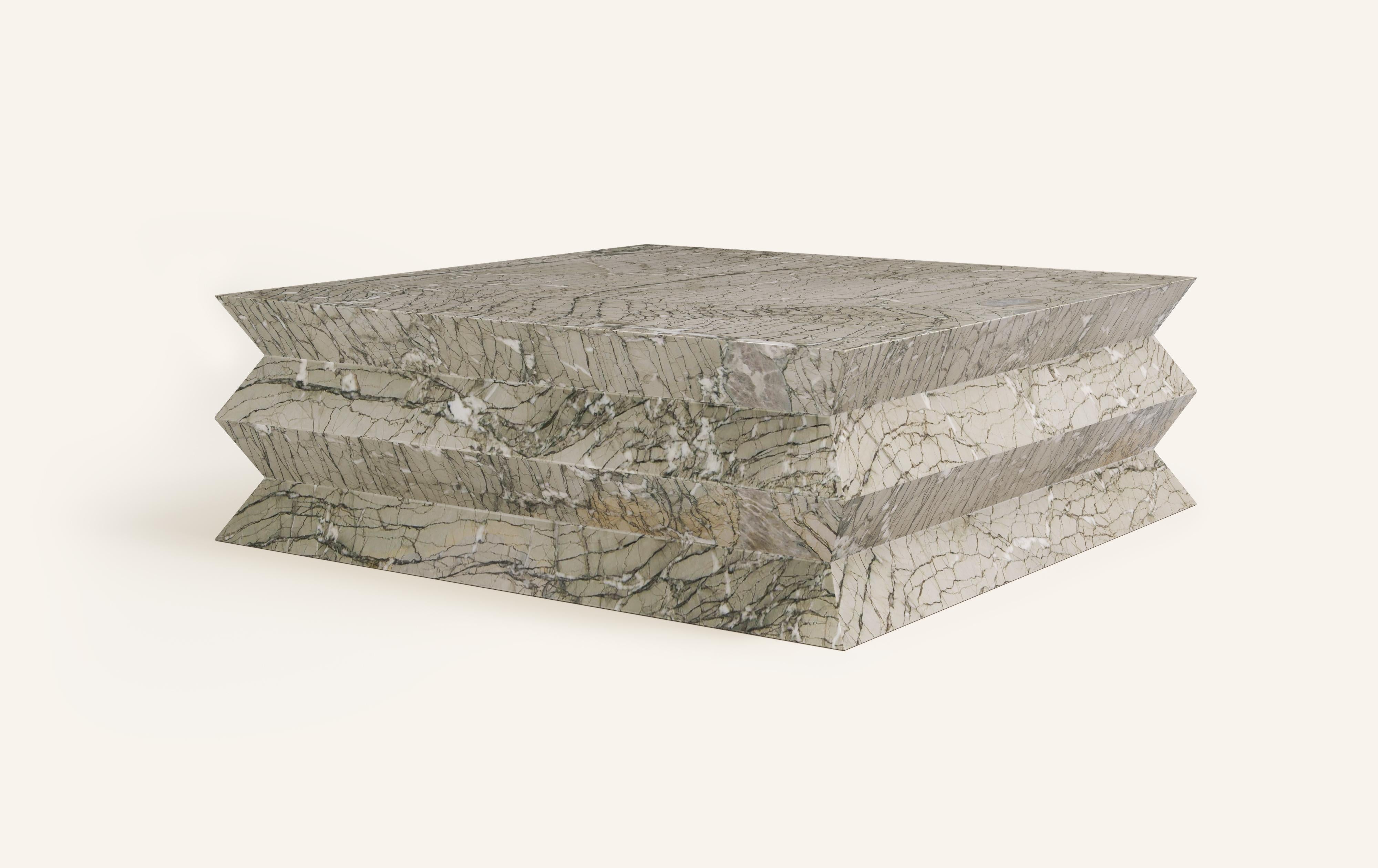 Organique FORM(LA) table basse carrée Grinza 48 po. (L) x 48 po. (L) x 16 po. (H) marbre Verde Antigua en vente