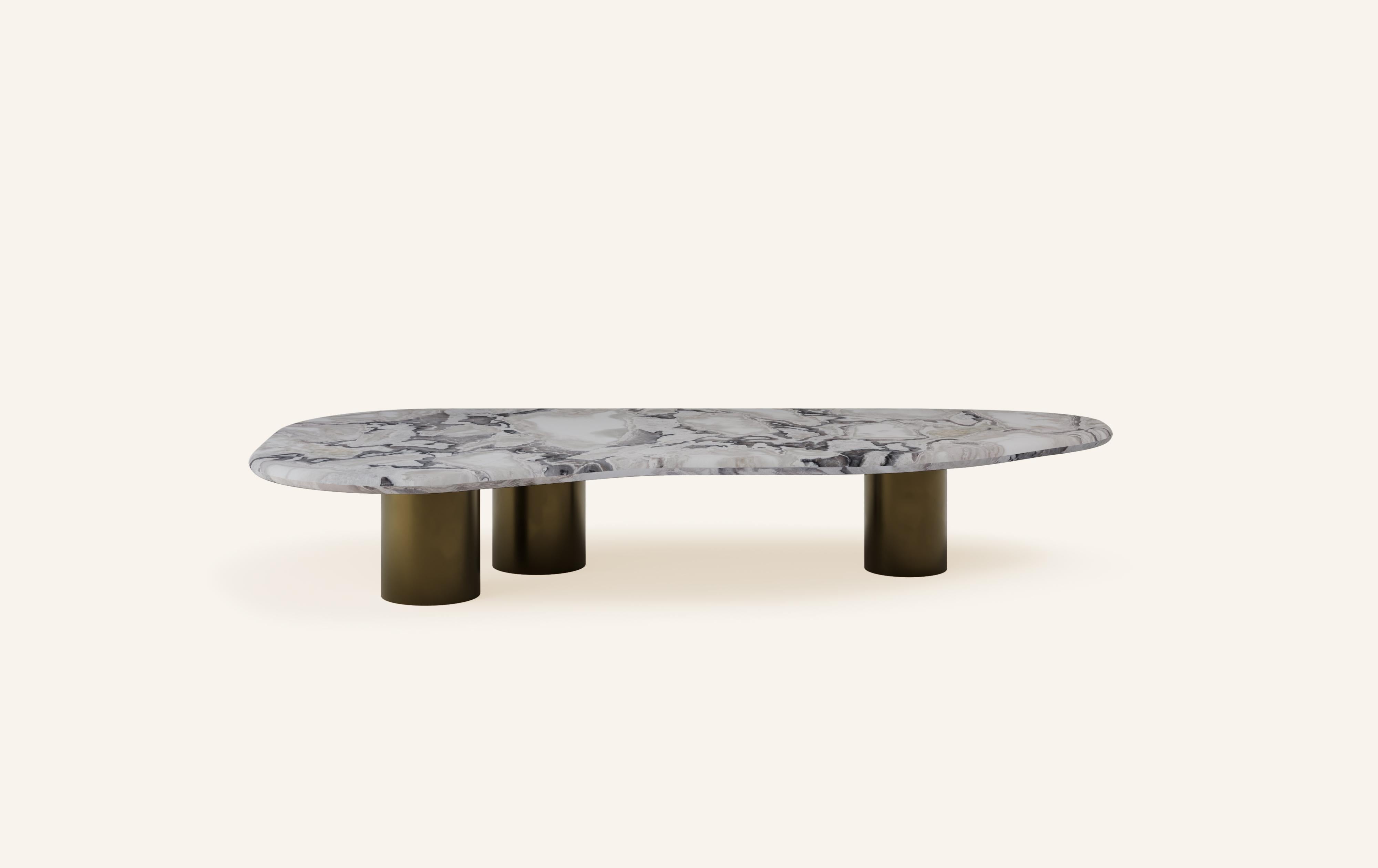LAGO, QUI SIGNIFIE LAC EN ITALIEN, A INSPIRÉ UNE FORME DÉRIVÉE DE LA NATURE, TEXTURÉE AVEC DES PIERRES ET DES MÉTAUX LUXUEUX. LA COLLECTIONAL ENCOURAGE L'IMBRICATION ET LA SUPERPOSITION DES FORMES DISPONIBLES.

DIMENSIONS : 
72 