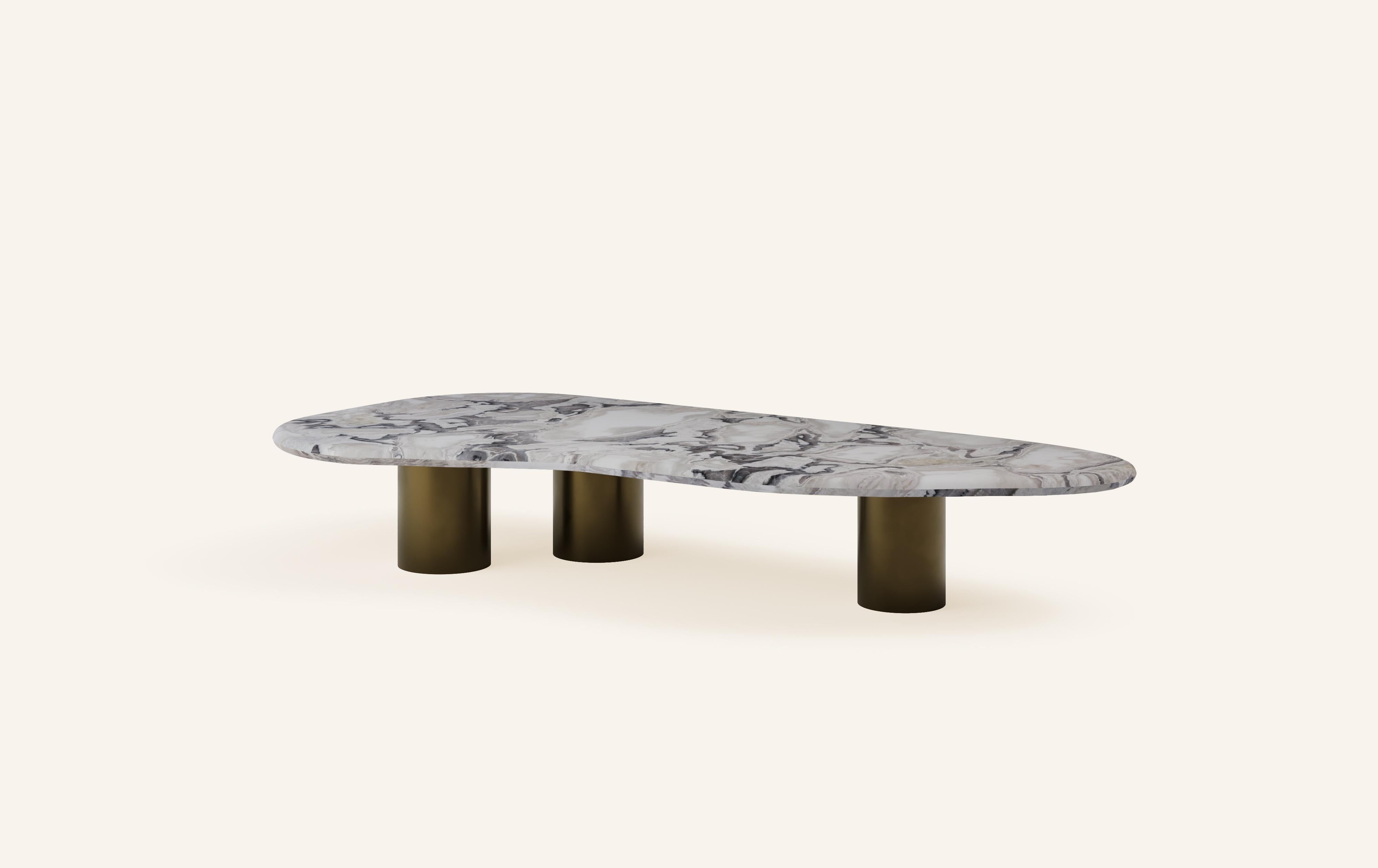 Organique FORM(LA) table basse Lago Freeform 72L x 36W x 12H en marbre d'huître et bronze en vente