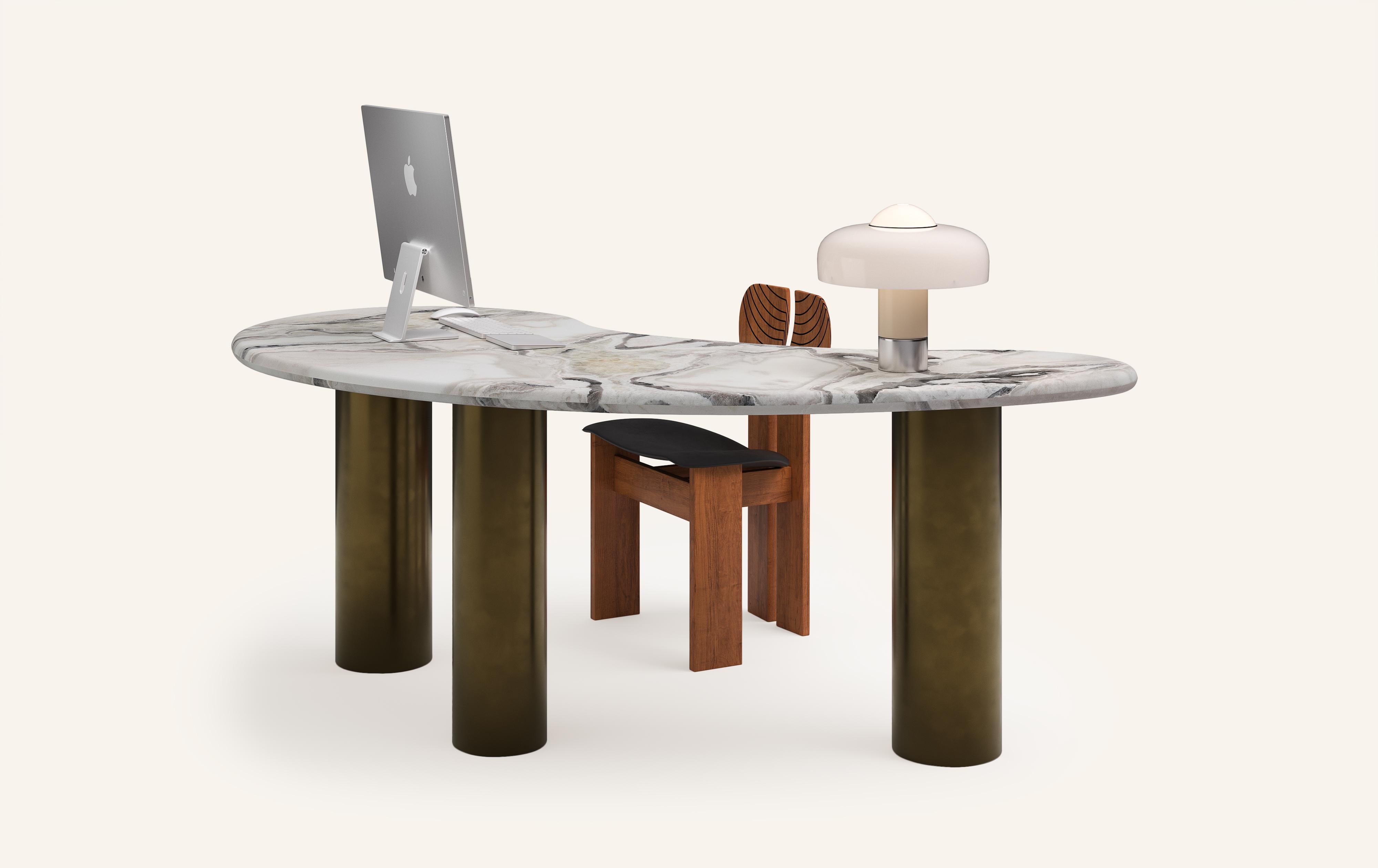 FORM (LA) Lago Freiform-Schreibtisch 72L x 36W x 28H Austernmarmor & antike Bronze (amerikanisch) im Angebot