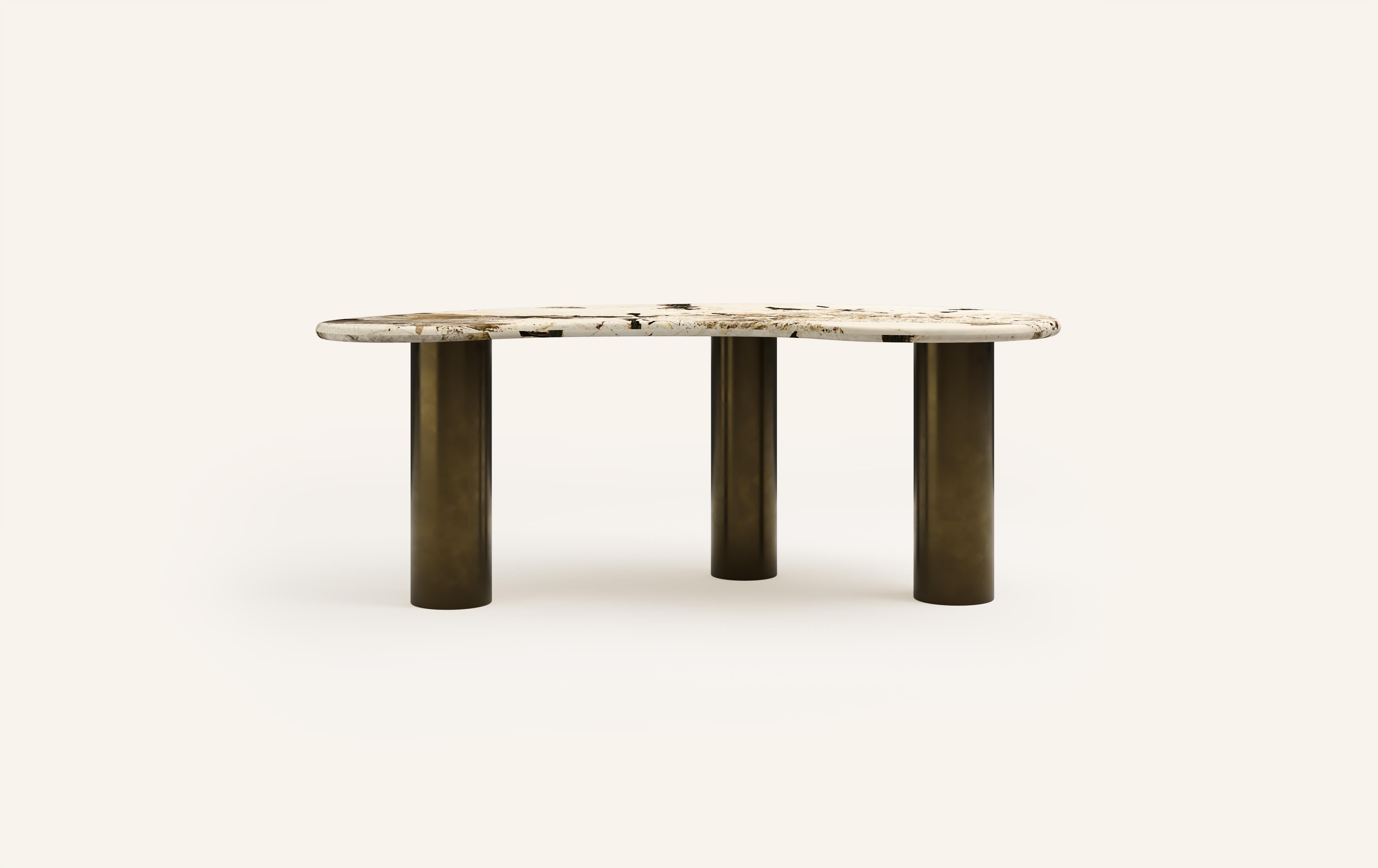 LAGO, QUI SIGNIFIE LAC EN ITALIEN, A INSPIRÉ UNE FORME DÉRIVÉE DE LA NATURE, TEXTURÉE AVEC DES PIERRES ET DES MÉTAUX LUXUEUX. LA COLLECTIONAL ENCOURAGE L'IMBRICATION ET LA SUPERPOSITION DES FORMES DISPONIBLES.

DIMENSIONS : 
72 
