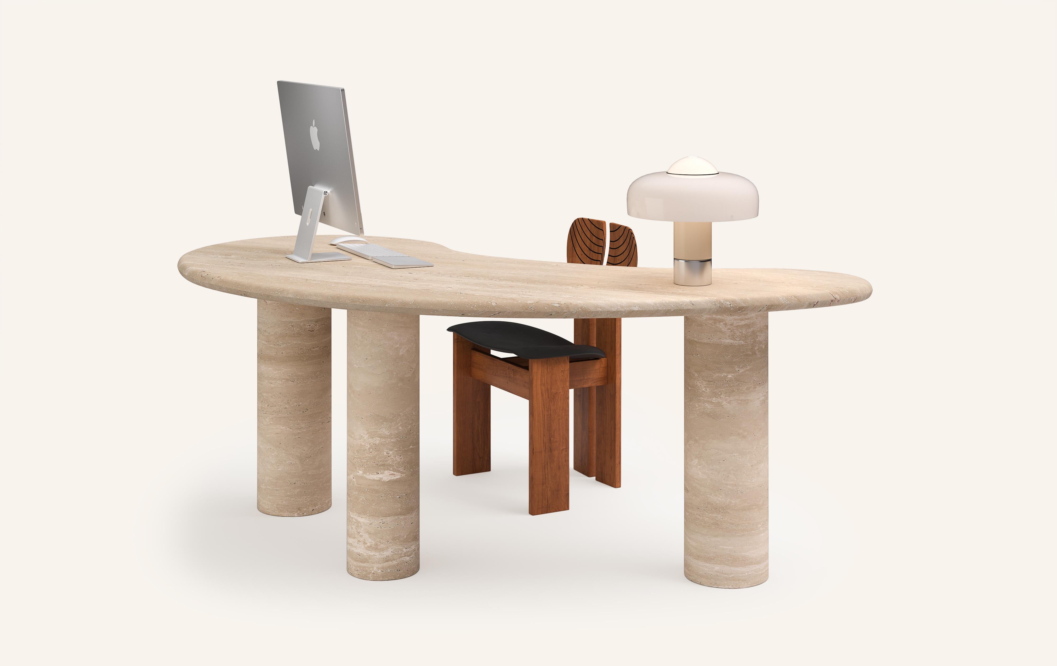 FORM (LA) Lago Freiform-Schreibtisch 72L x 36W x 28H Travertin Crema VC (Organische Moderne) im Angebot