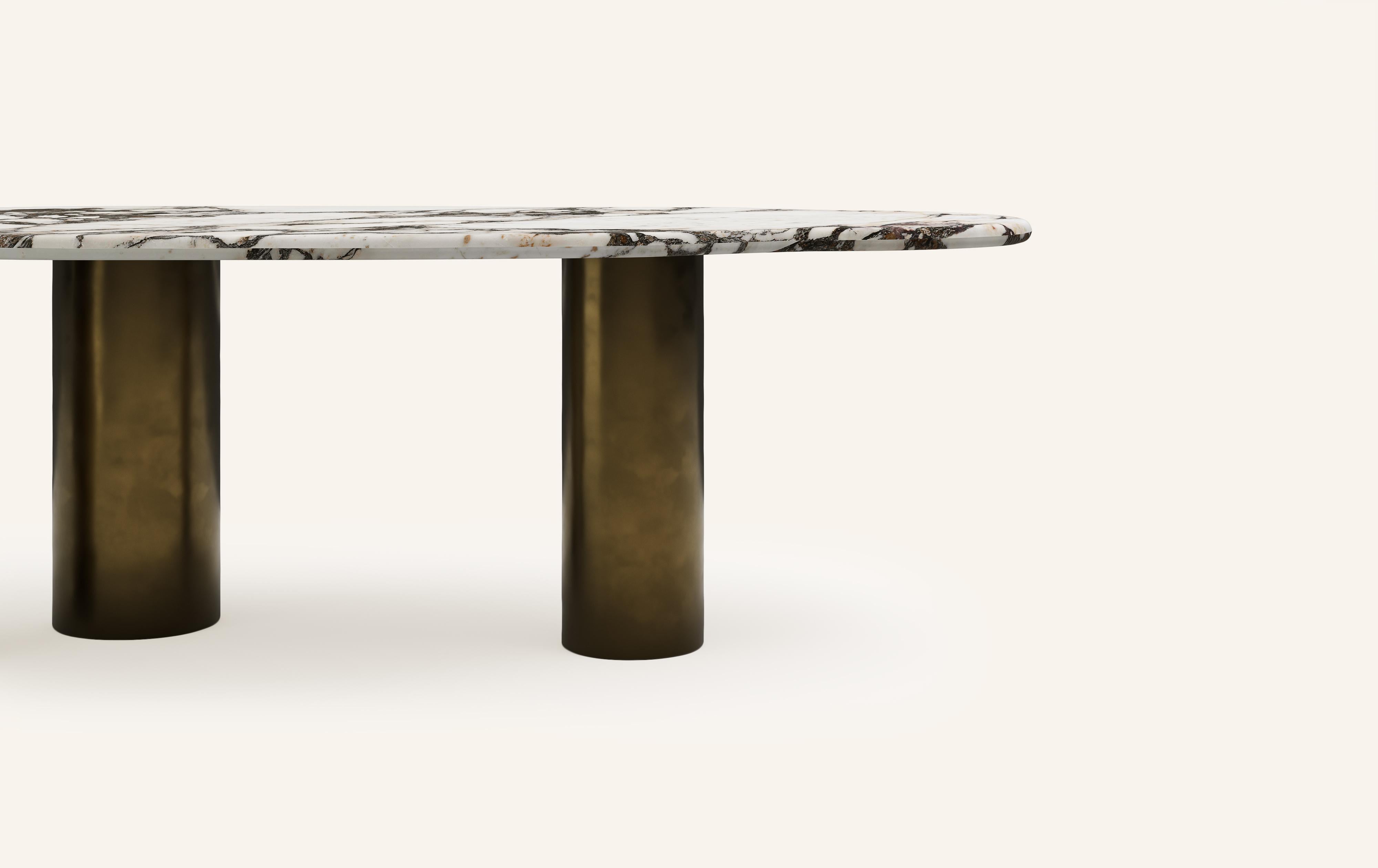 Américain FORM(LA) table de salle à manger Lago de forme libre 108 L x 48 W x 30 H marbre Viola et bronze en vente