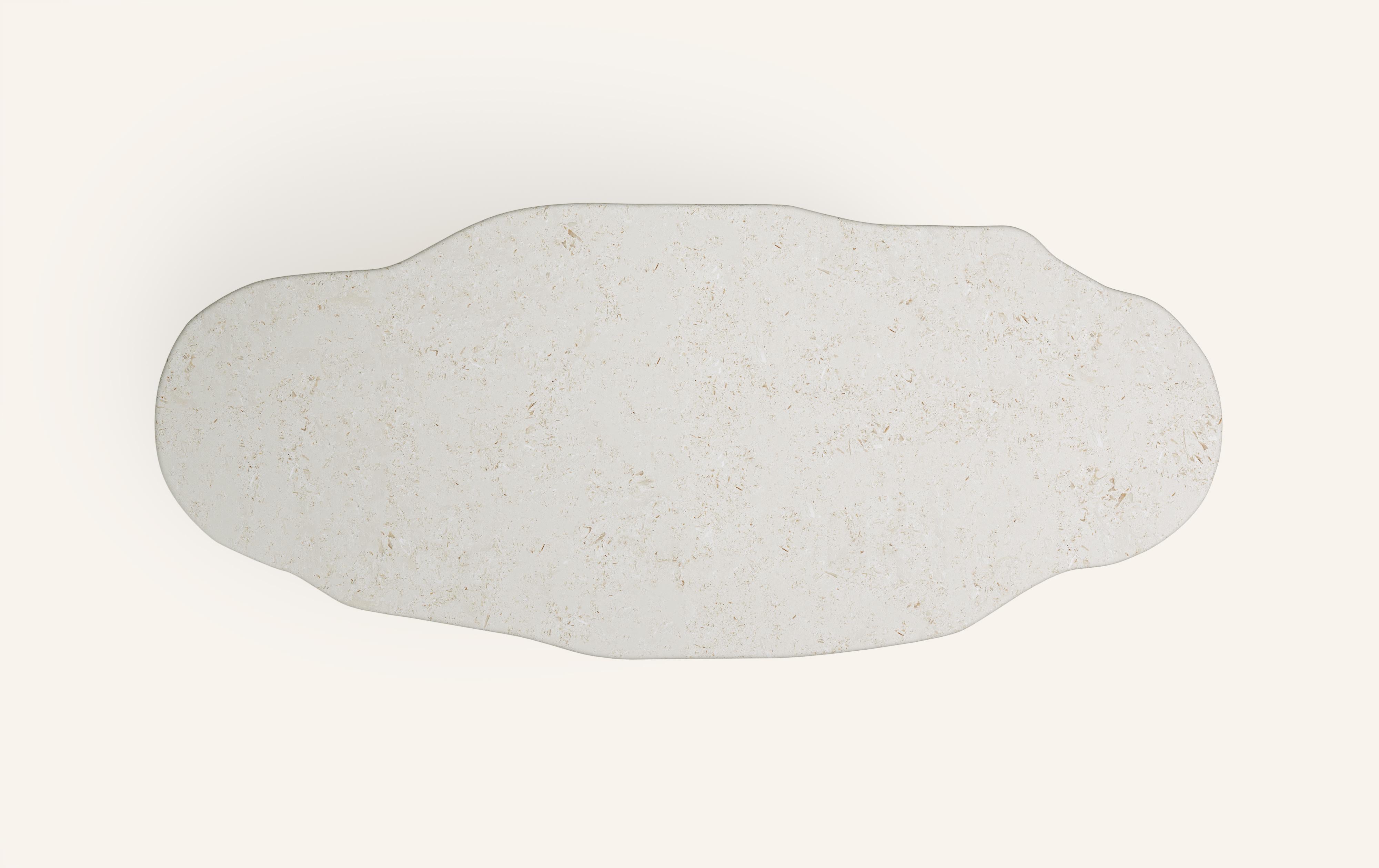 FORM (LA) Table de salle à manger Lago Freeform 118 L x 48 W x 30 H calcaire Oceano Neuf - En vente à Los Angeles, CA
