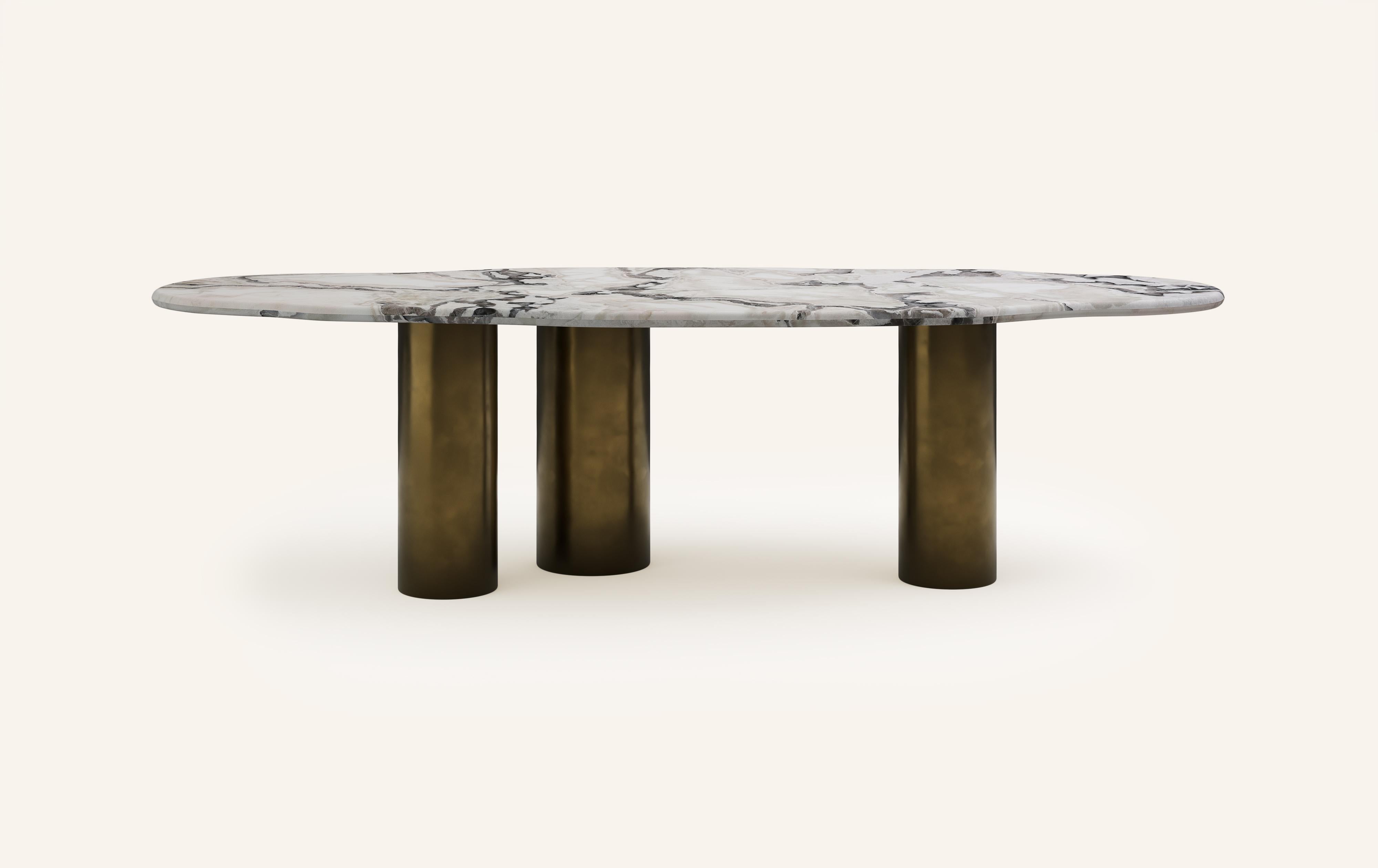 LAGO, QUI SIGNIFIE LAC EN ITALIEN, A INSPIRÉ UNE FORME DÉRIVÉE DE LA NATURE, TEXTURÉE AVEC DES PIERRES ET DES MÉTAUX LUXUEUX. LA COLLECTIONAL ENCOURAGE L'IMBRICATION ET LA SUPERPOSITION DES FORMES DISPONIBLES.

DIMENSIONS : 
118 