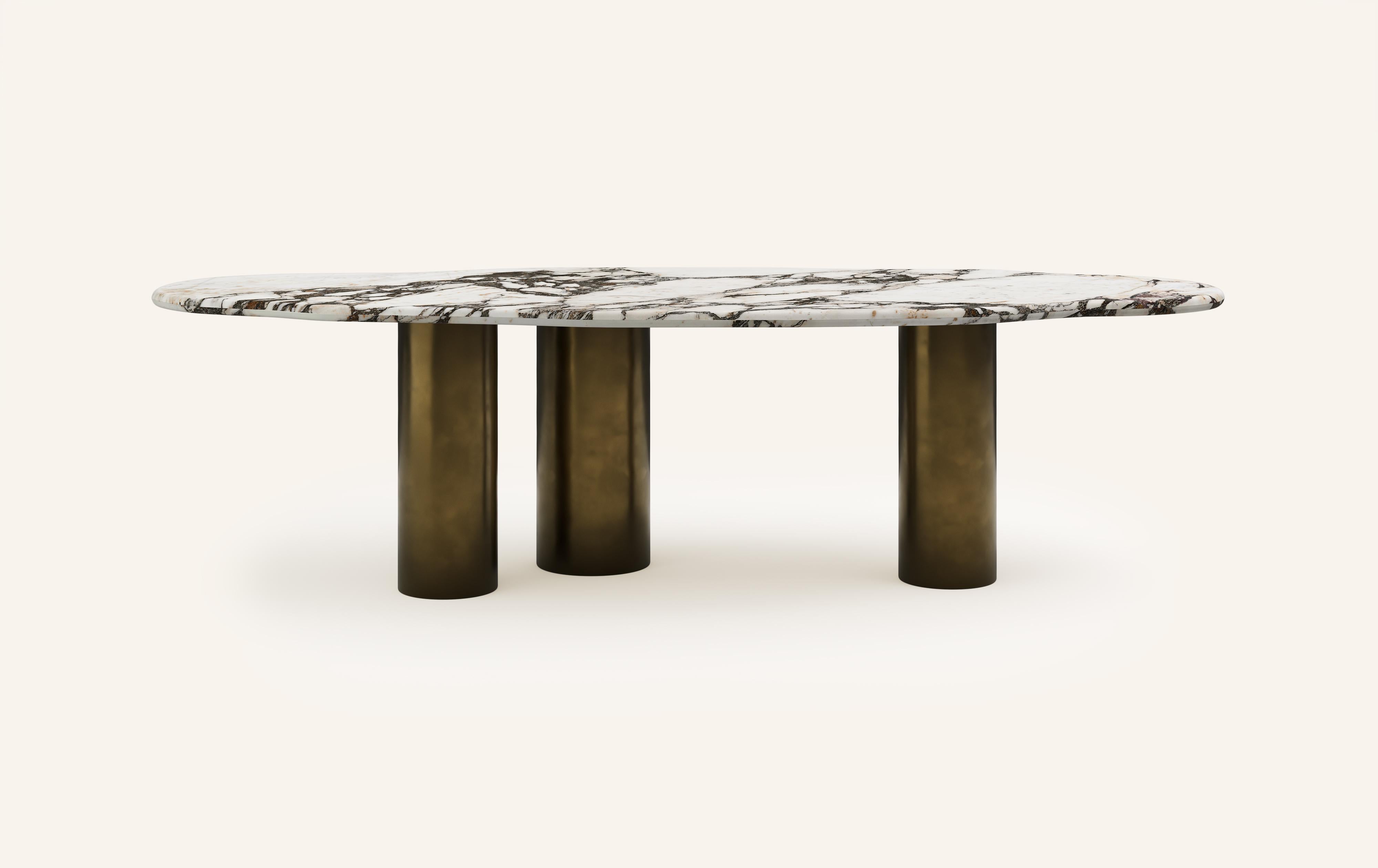 LAGO, QUI SIGNIFIE LAC EN ITALIEN, A INSPIRÉ UNE FORME DÉRIVÉE DE LA NATURE, TEXTURÉE AVEC DES PIERRES ET DES MÉTAUX LUXUEUX. LA COLLECTIONAL ENCOURAGE L'IMBRICATION ET LA SUPERPOSITION DES FORMES DISPONIBLES.

DIMENSIONS : 
96 