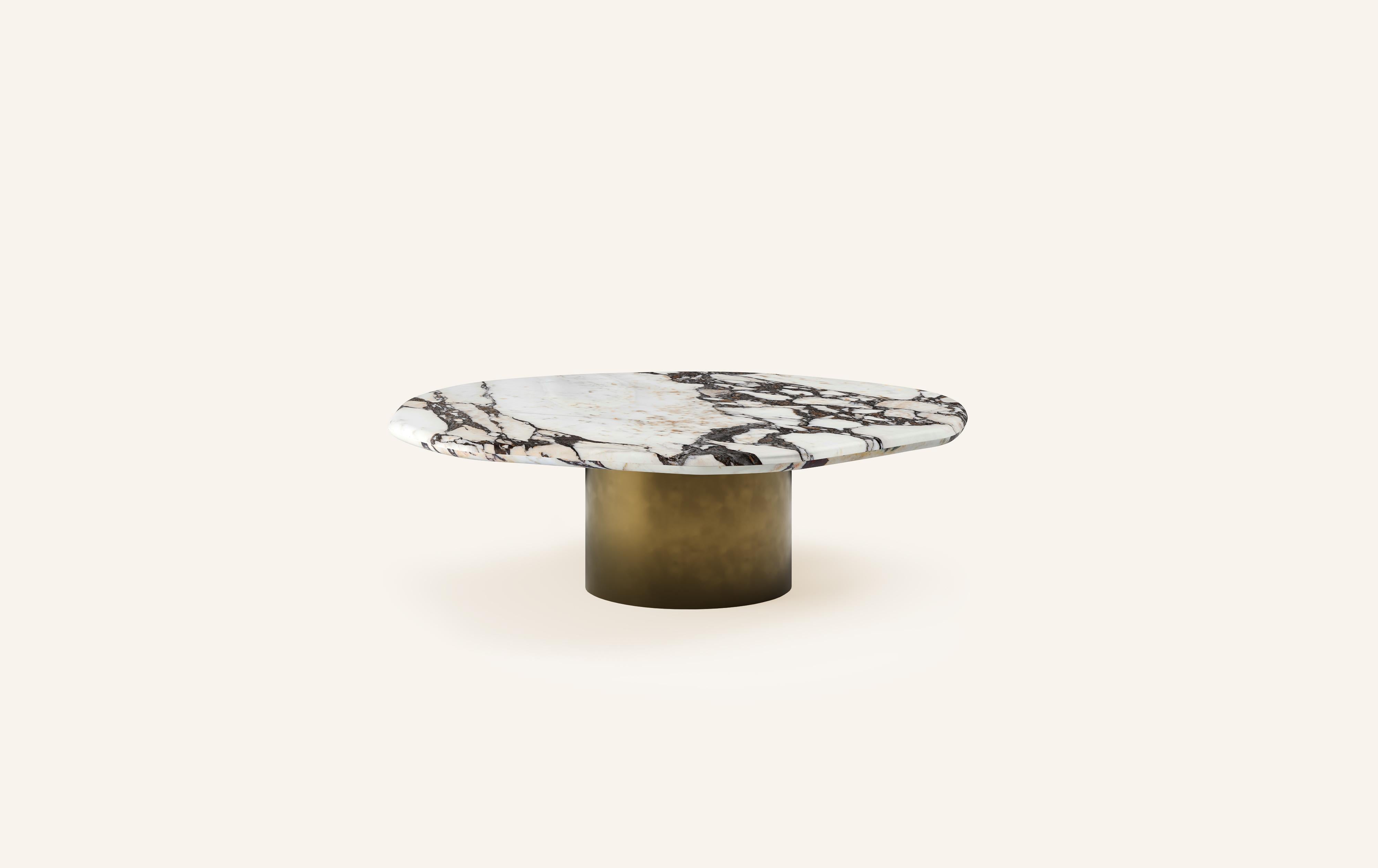 LAGO, QUI SIGNIFIE LAC EN ITALIEN, A INSPIRÉ UNE FORME DÉRIVÉE DE LA NATURE, TEXTURÉE AVEC DES PIERRES ET DES MÉTAUX LUXUEUX. LA COLLECTIONAL ENCOURAGE L'IMBRICATION ET LA SUPERPOSITION DES FORMES DISPONIBLES.

DIMENSIONS : 
42 