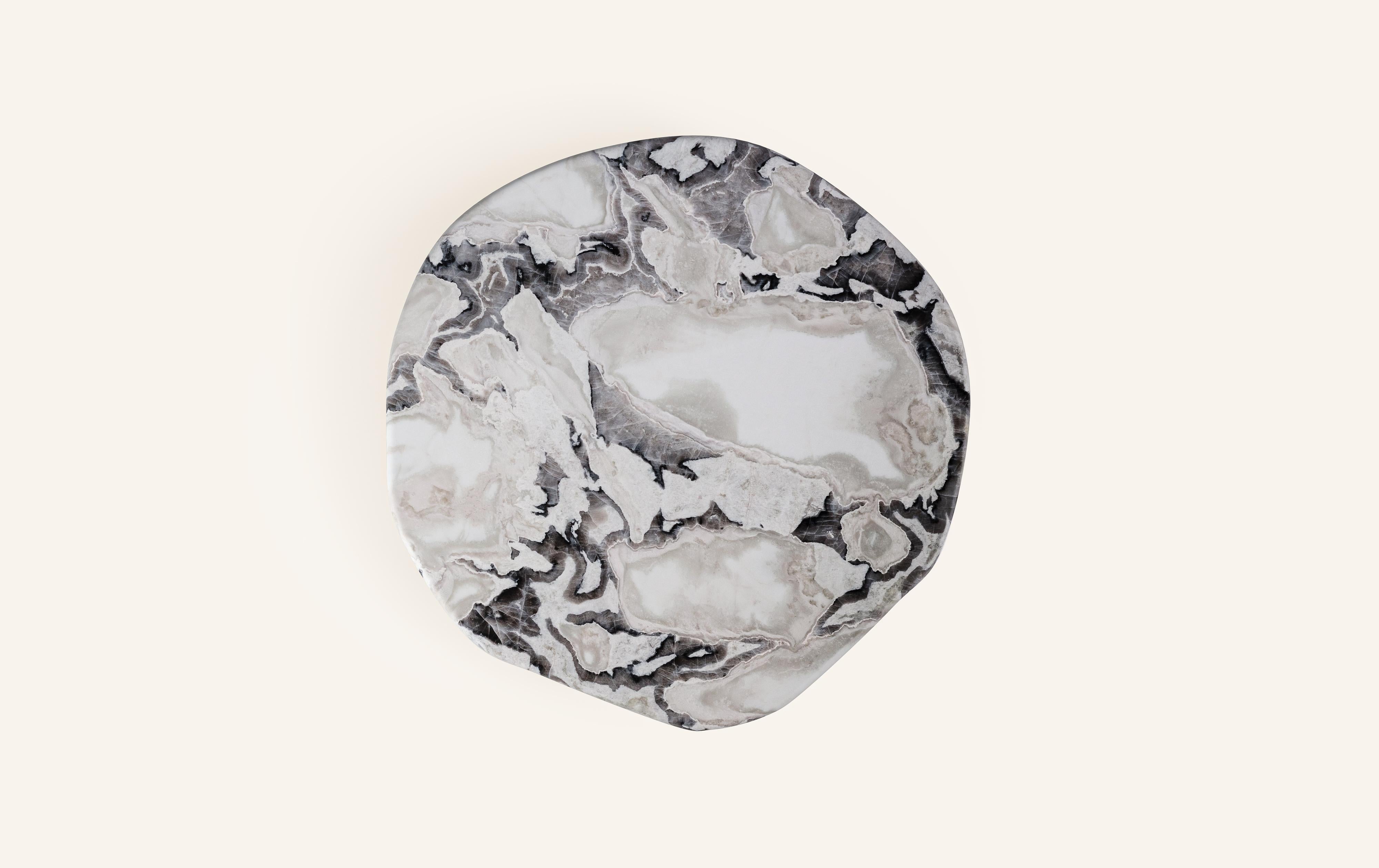 Américain FORM(LA) table basse ronde Lago 54L x 54W x 14H en marbre d'huître et bronze en vente