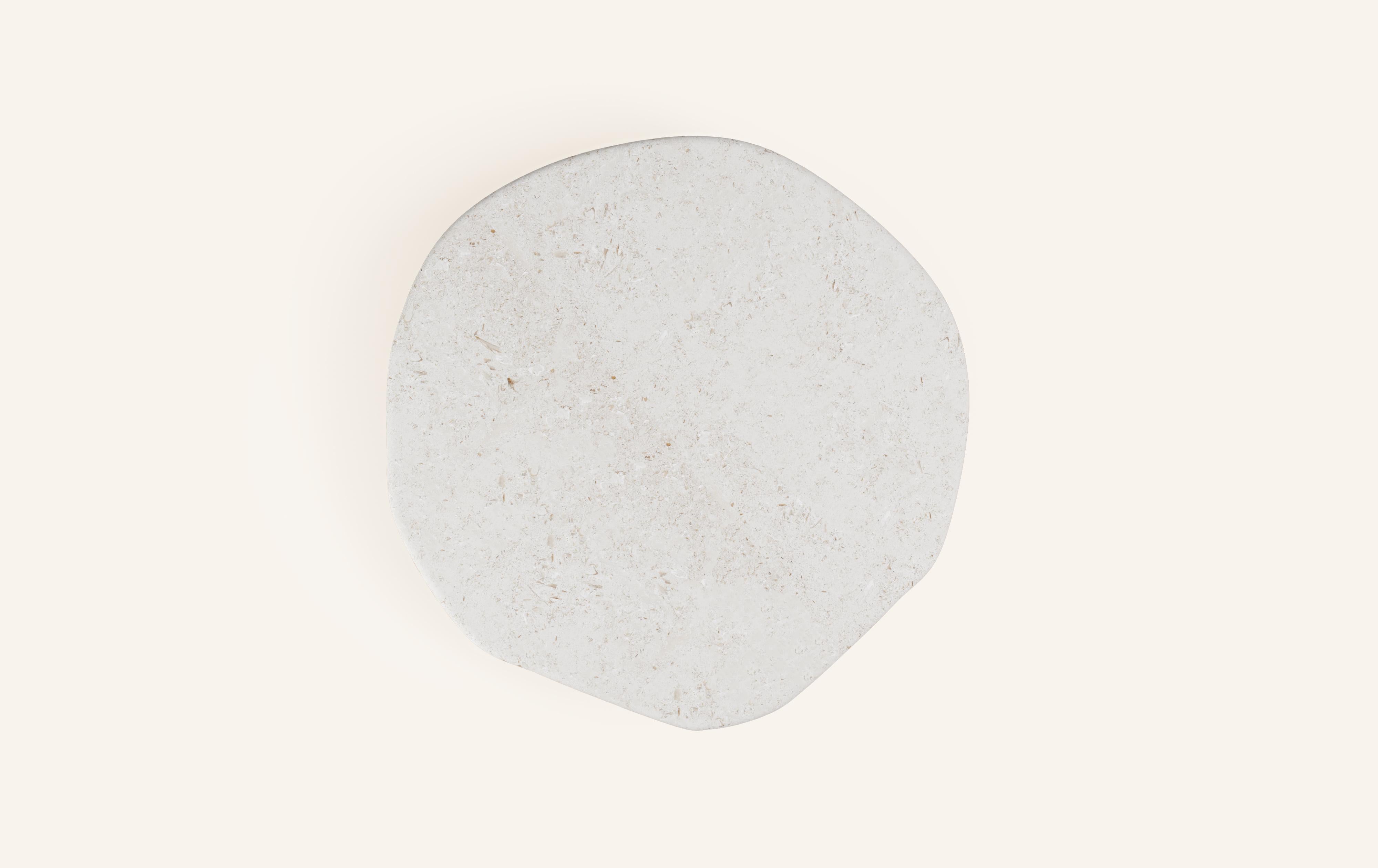 Américain FORM(LA) Table basse ronde Lago 60L x 60W x 14H Limestone Oceano en vente