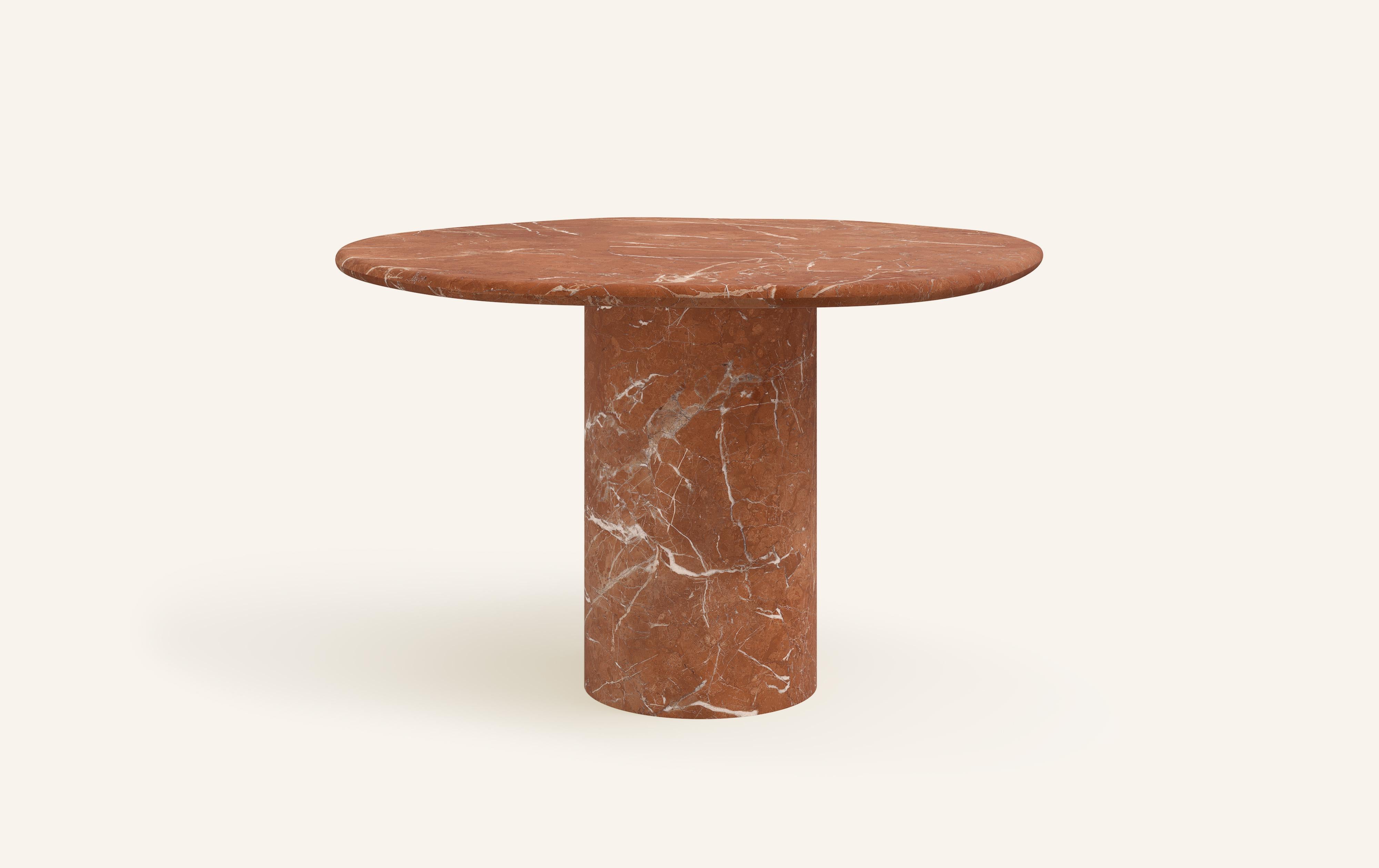 LAGO, QUI SIGNIFIE LAC EN ITALIEN, A INSPIRÉ UNE FORME DÉRIVÉE DE LA NATURE, TEXTURÉE AVEC DES PIERRES ET DES MÉTAUX LUXUEUX. LA COLLECTIONAL ENCOURAGE L'IMBRICATION ET LA SUPERPOSITION DES FORMES DISPONIBLES.

DIMENSIONS : 
48 
