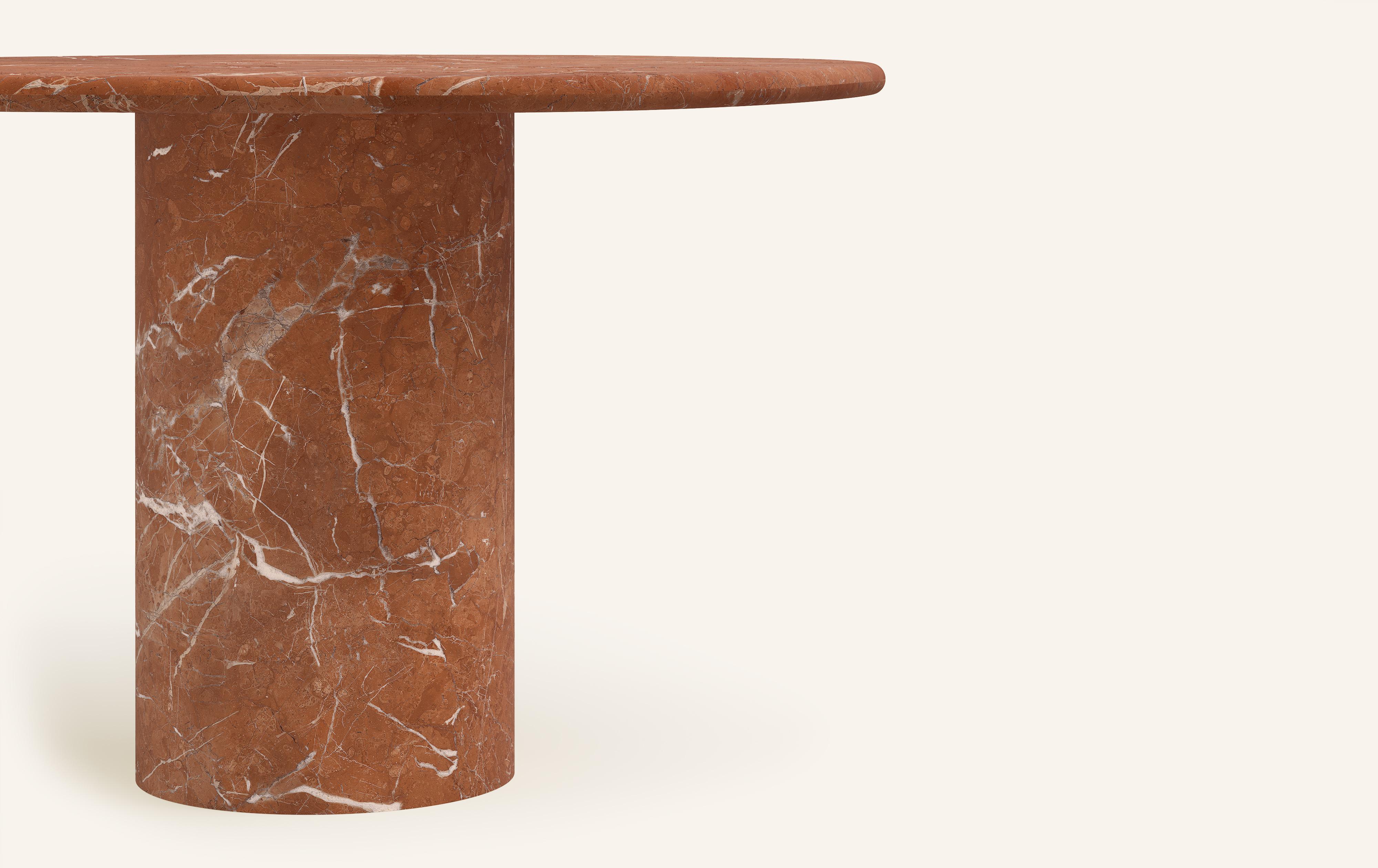 Organique FORM(LA) table de salle à manger ronde Lago 48L x 48W x 30H marbre Rojo Alicante en vente