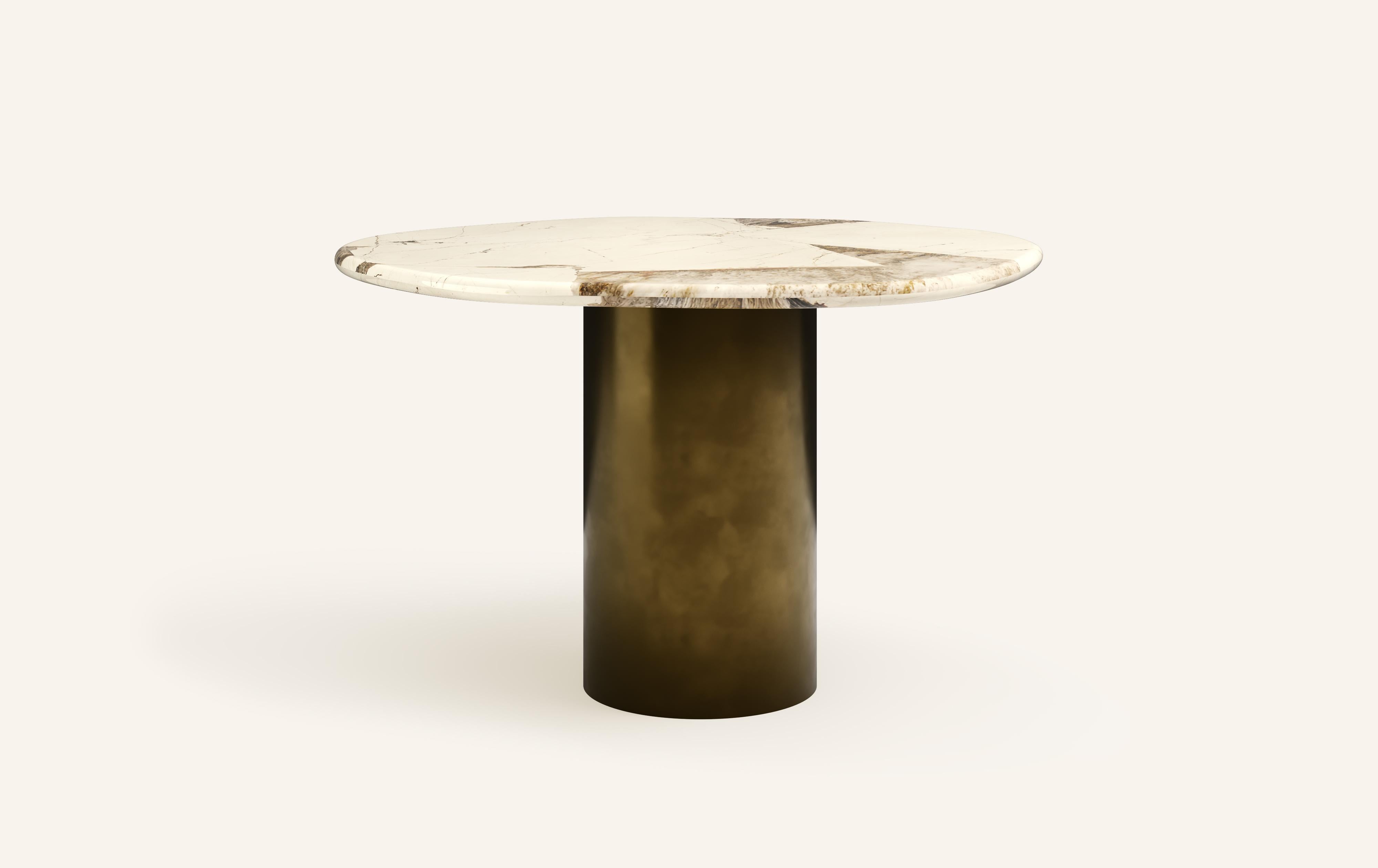 LAGO, QUI SIGNIFIE LAC EN ITALIEN, A INSPIRÉ UNE FORME DÉRIVÉE DE LA NATURE, TEXTURÉE AVEC DES PIERRES ET DES MÉTAUX LUXUEUX. LA COLLECTIONAL ENCOURAGE L'IMBRICATION ET LA SUPERPOSITION DES FORMES DISPONIBLES.

DIMENSIONS : 
54 