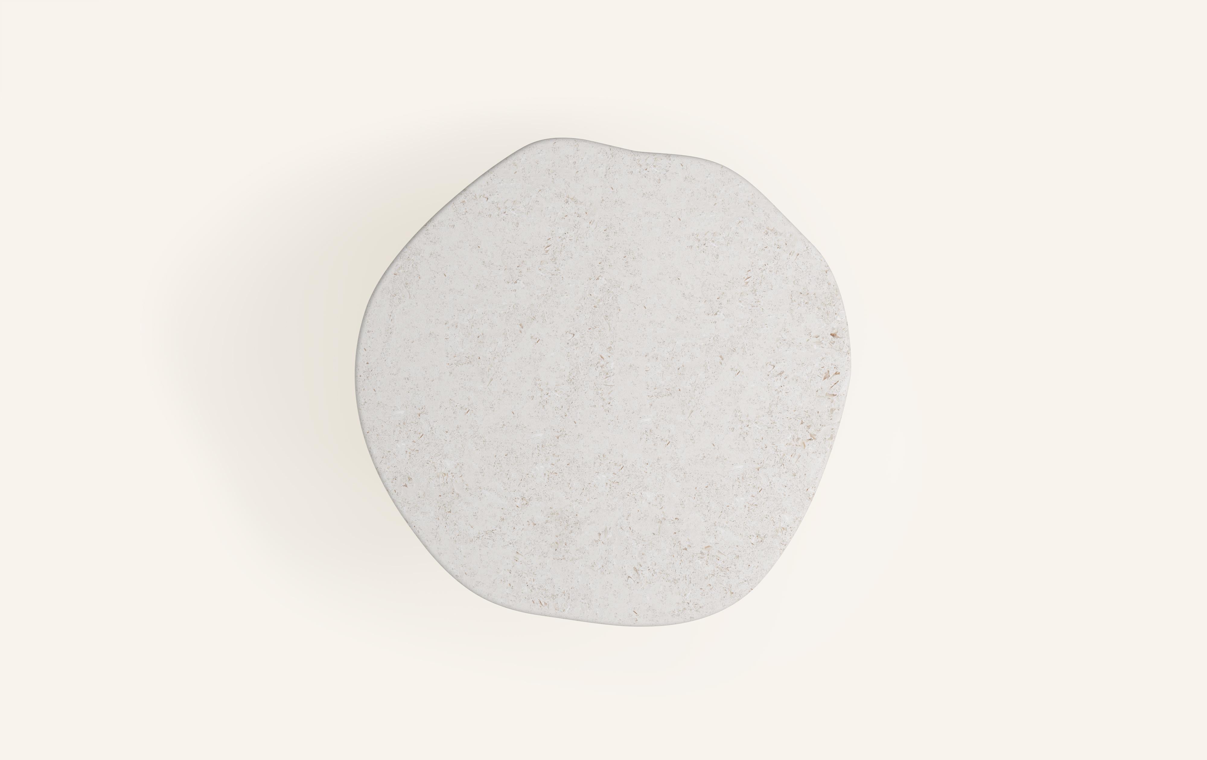 Américain FORM(LA) Table de salle à manger ronde Lago 60L x 60W x 30H Limestone Oceano en vente