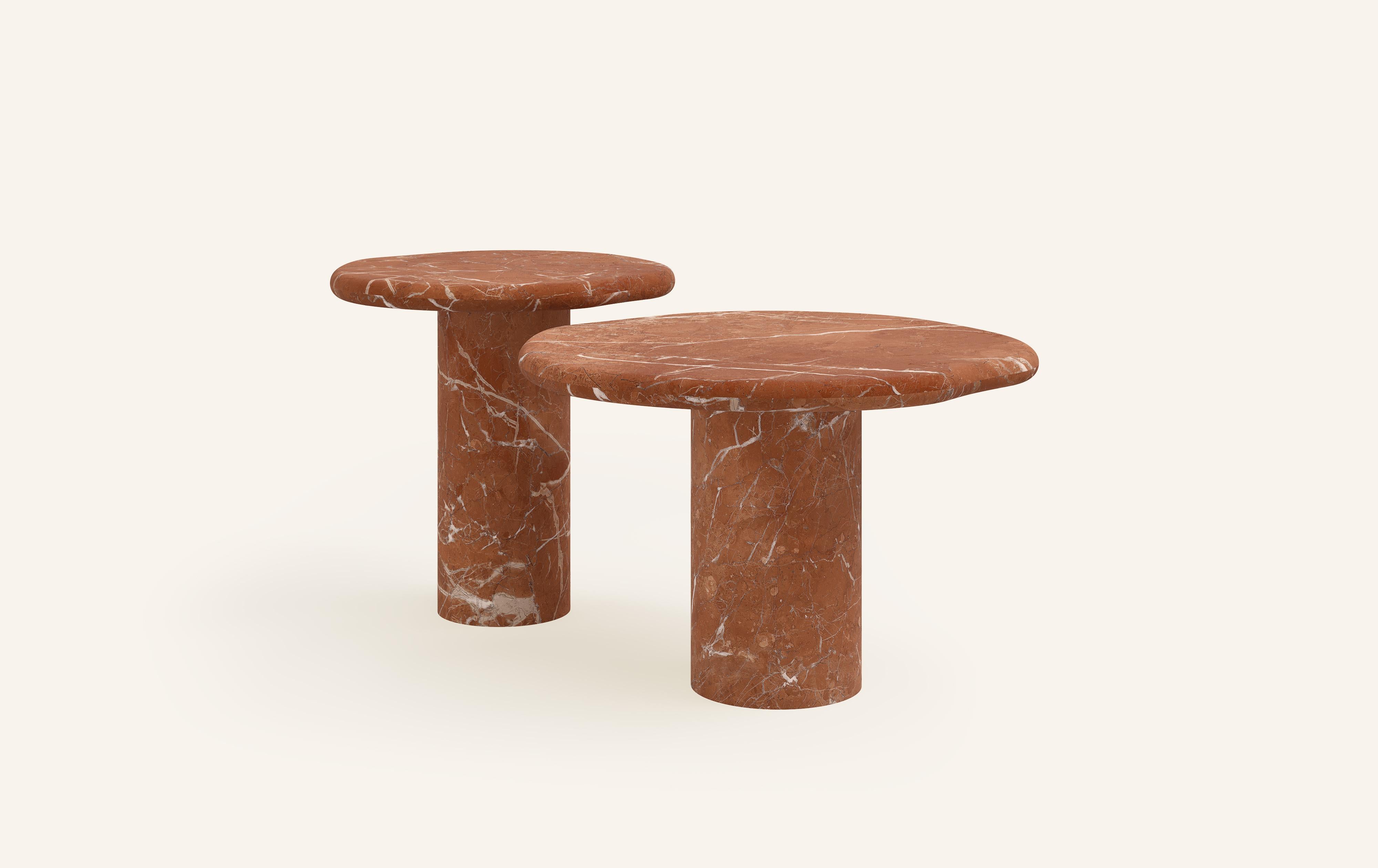 LAGO, QUI SIGNIFIE LAC EN ITALIEN, A INSPIRÉ UNE FORME DÉRIVÉE DE LA NATURE, TEXTURÉE AVEC DES PIERRES ET DES MÉTAUX LUXUEUX. LA COLLECTIONAL ENCOURAGE L'IMBRICATION ET LA SUPERPOSITION DES FORMES DISPONIBLES.

DIMENSIONS : (TABLES D'APPOINT VENDUES