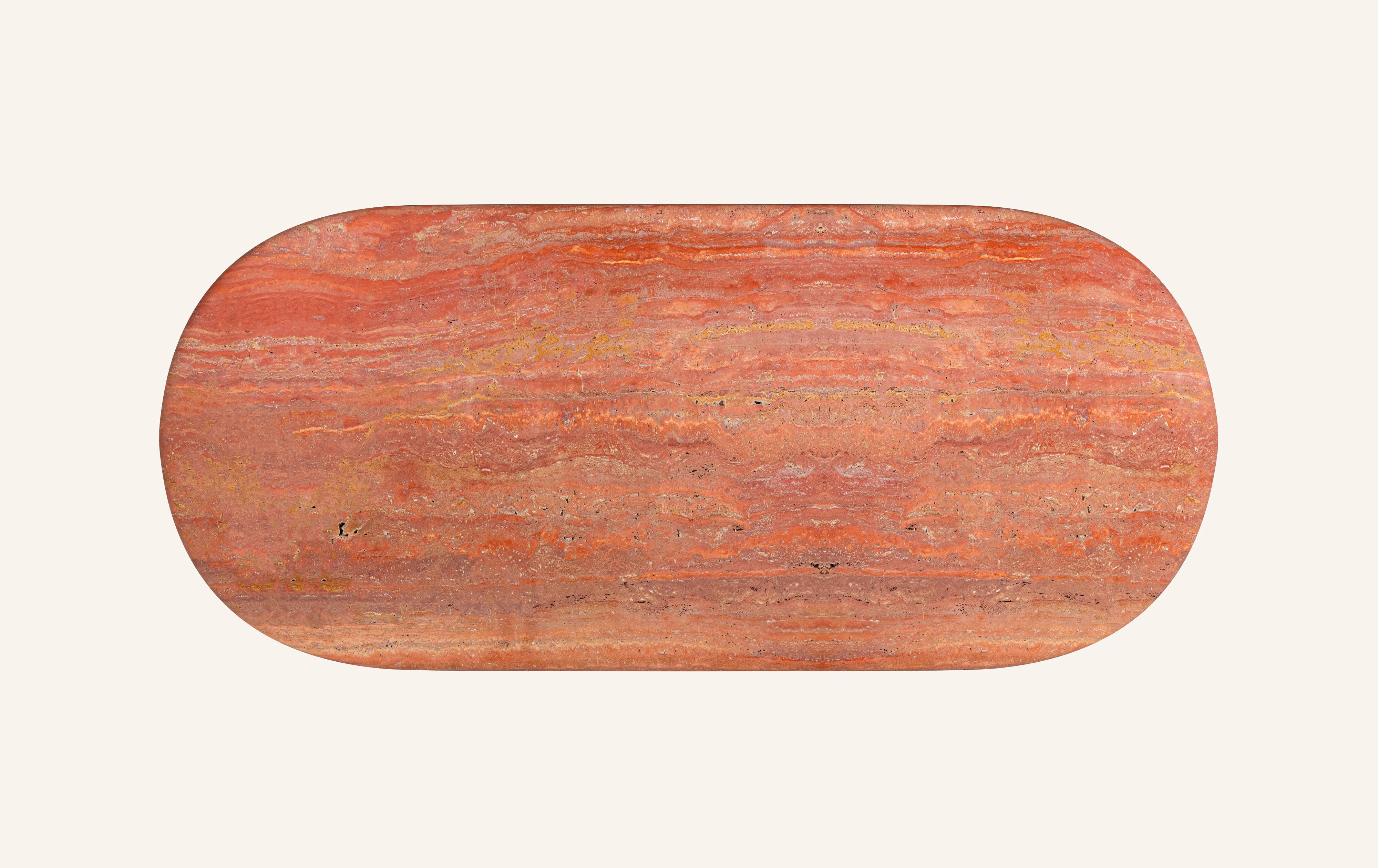 FORM (LA) Table de salle à manger ovale Luna 84L x 42W x 30H Travertino Rosso VC Neuf - En vente à Los Angeles, CA