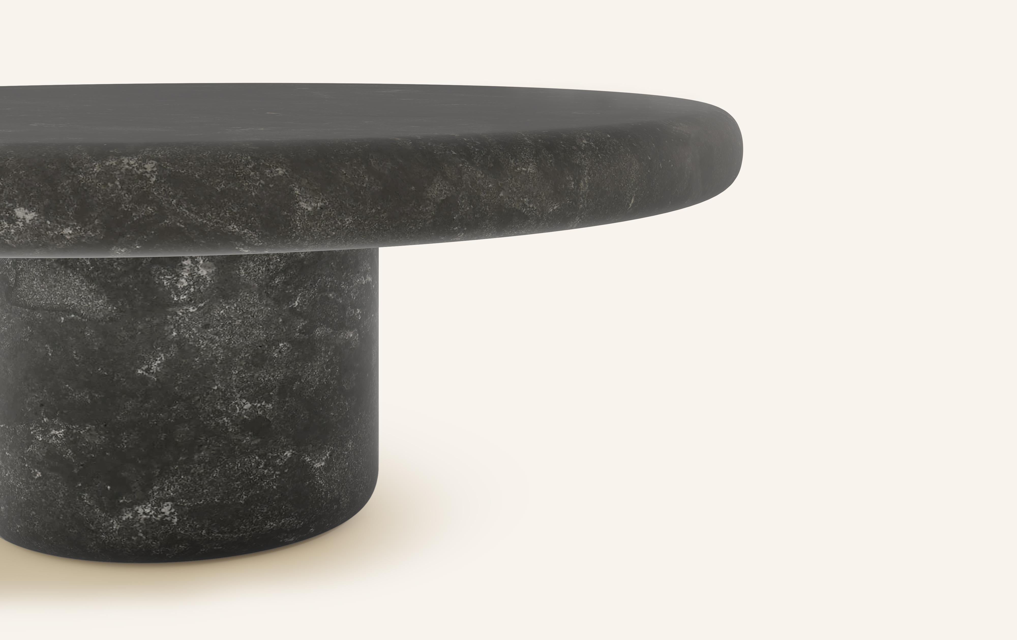 Organique FORM(LA) Table basse ronde Luna 48L x 48W x 15H Nero Petite Granite en vente