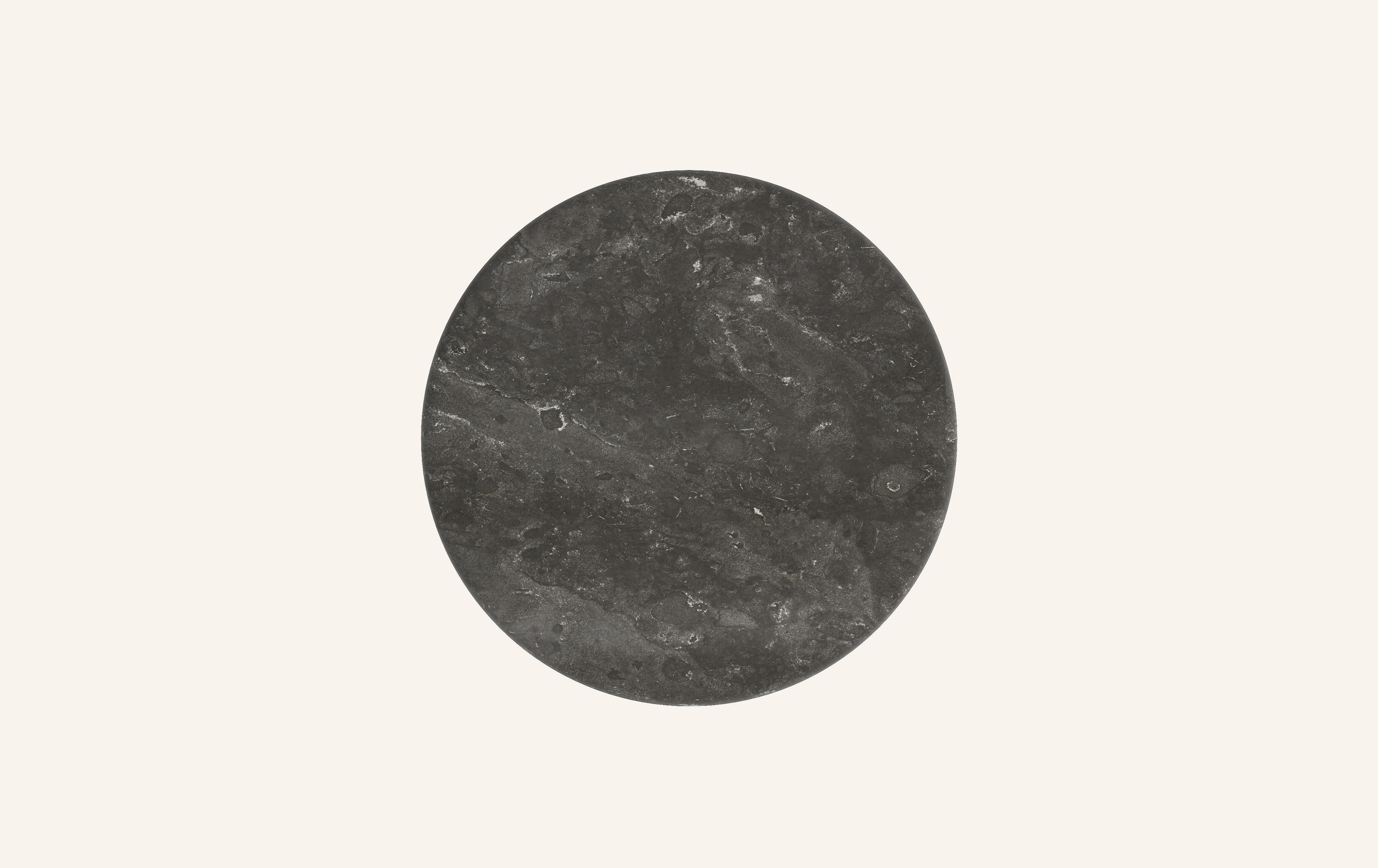 Américain FORM(LA) Table basse ronde Luna 48L x 48W x 15H Nero Petite Granite en vente