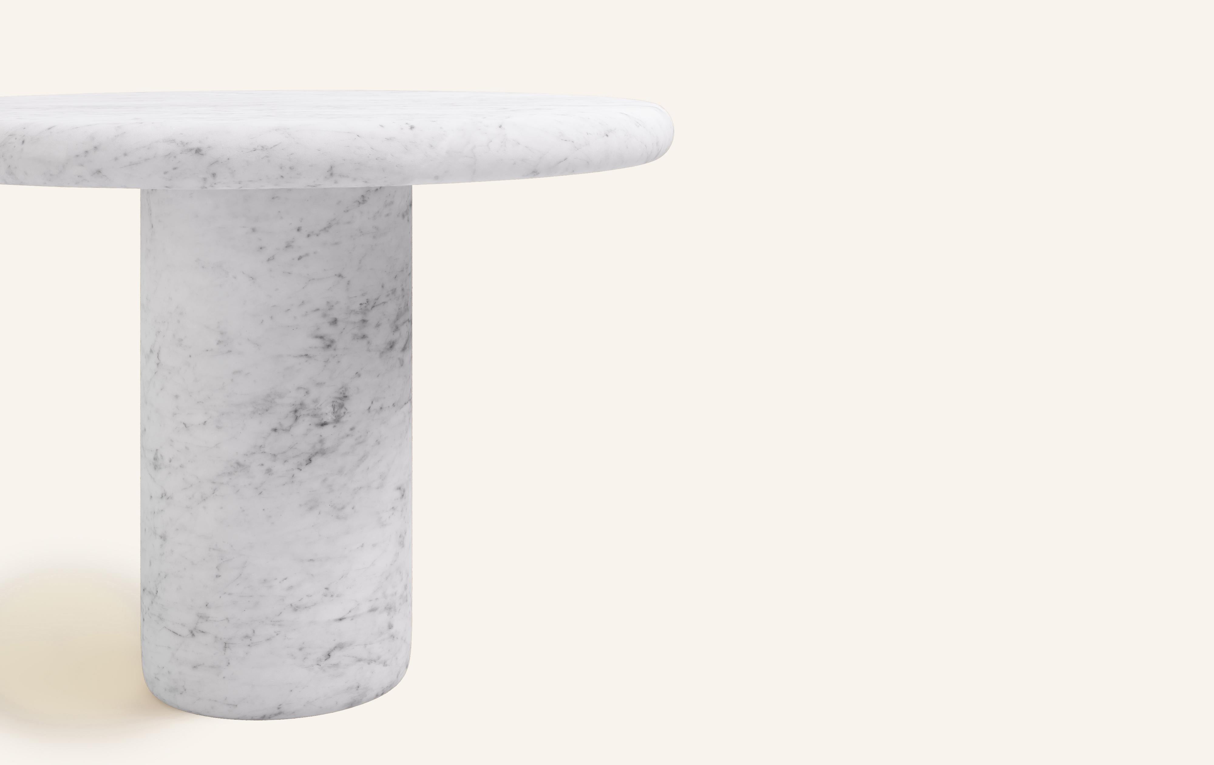 FORM(LA) Luna Runder Esstisch 36L x 36W x 30H aus Carrara Bianco-Marmor, FORM(LA) (Organische Moderne) im Angebot