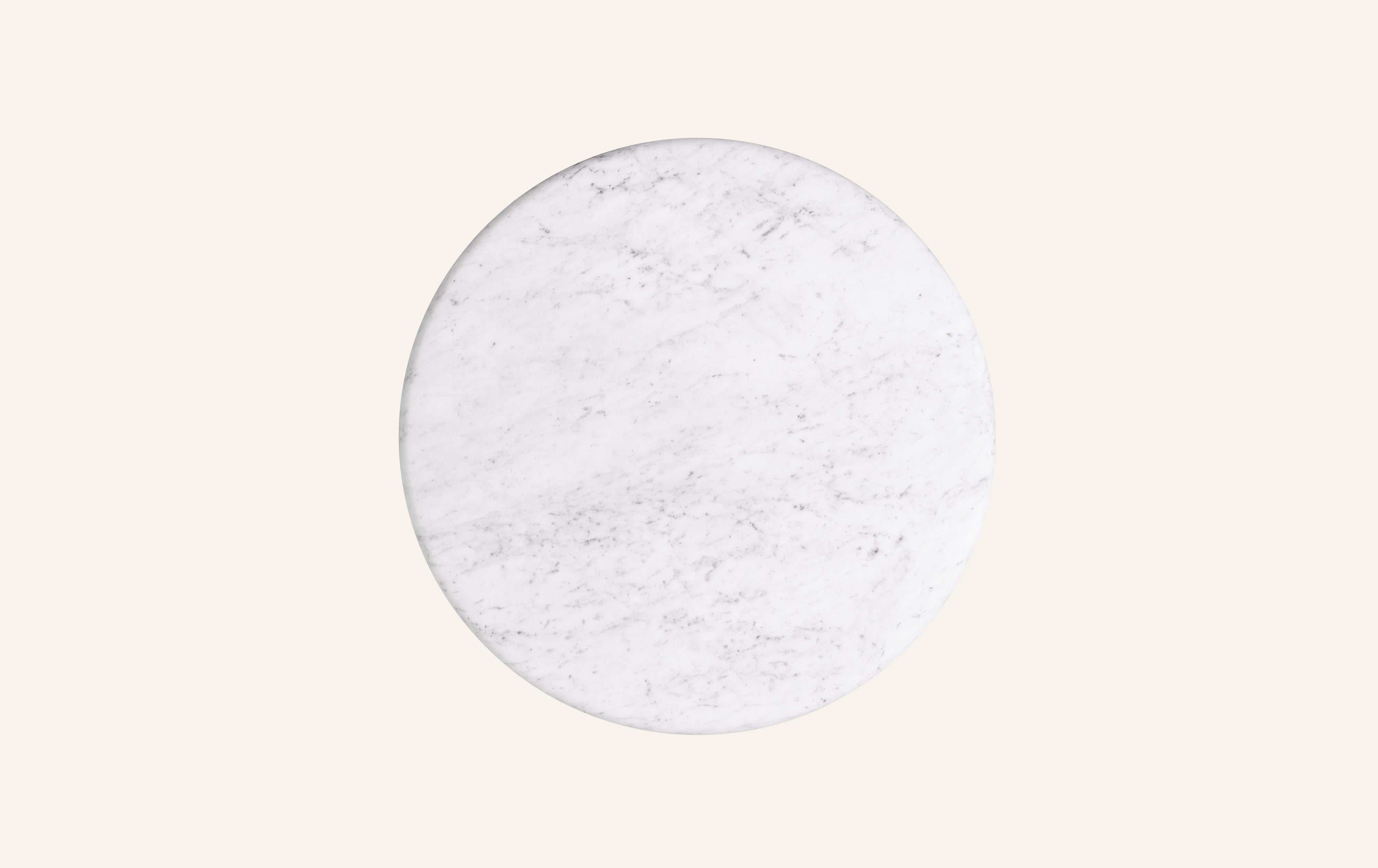 FORM(LA) Luna Runder Esstisch 36L x 36W x 30H aus Carrara Bianco-Marmor, FORM(LA) (amerikanisch) im Angebot