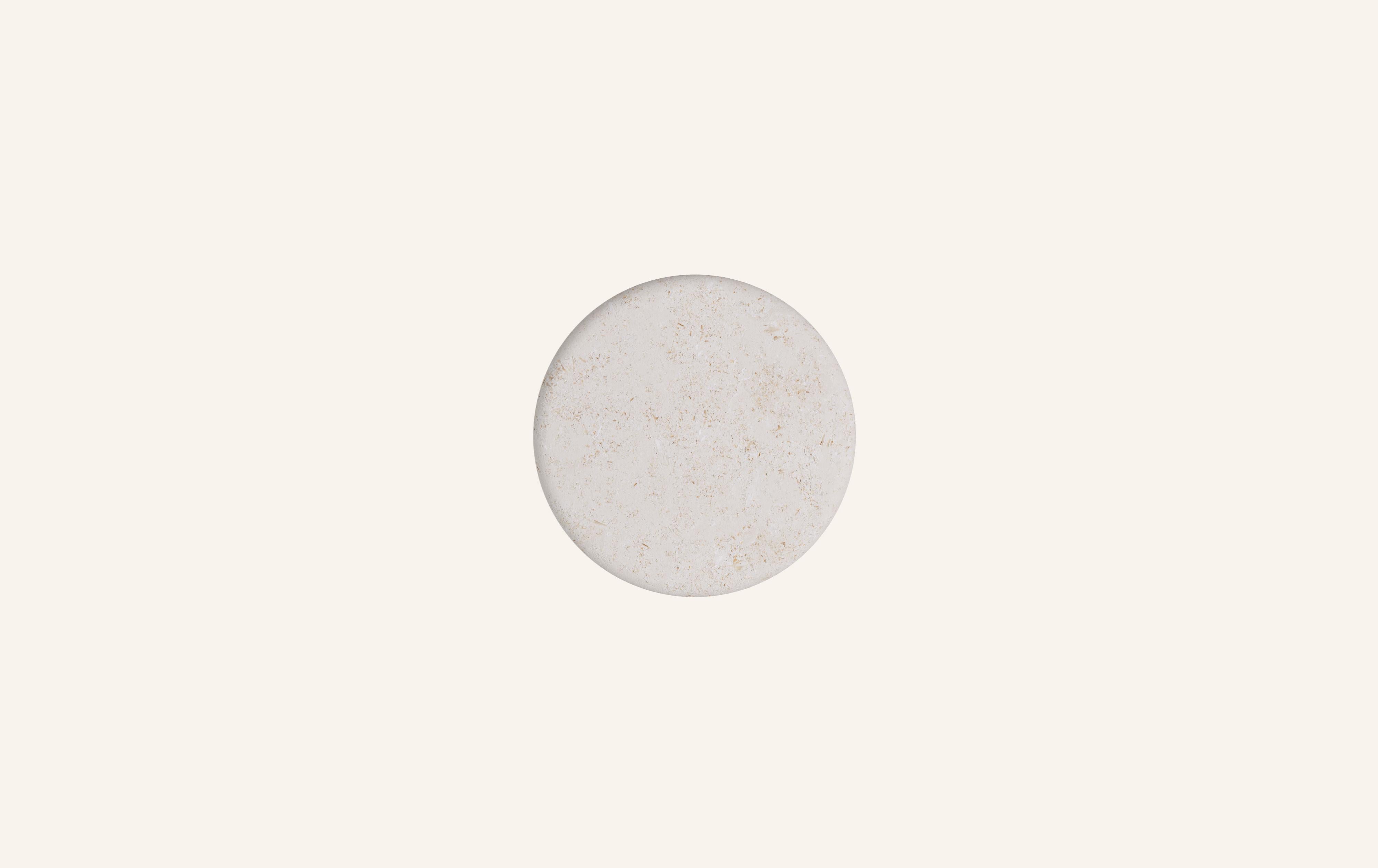 Américain FORM(LA) Table d'appoint ronde Luna 24L x 24W x 20H Pierre calcaire Oceano en vente