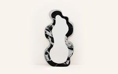 FORM (LA) Onda Standspiegel 78H x 42W x 1,5D Nero Antique & Carrara Marmor