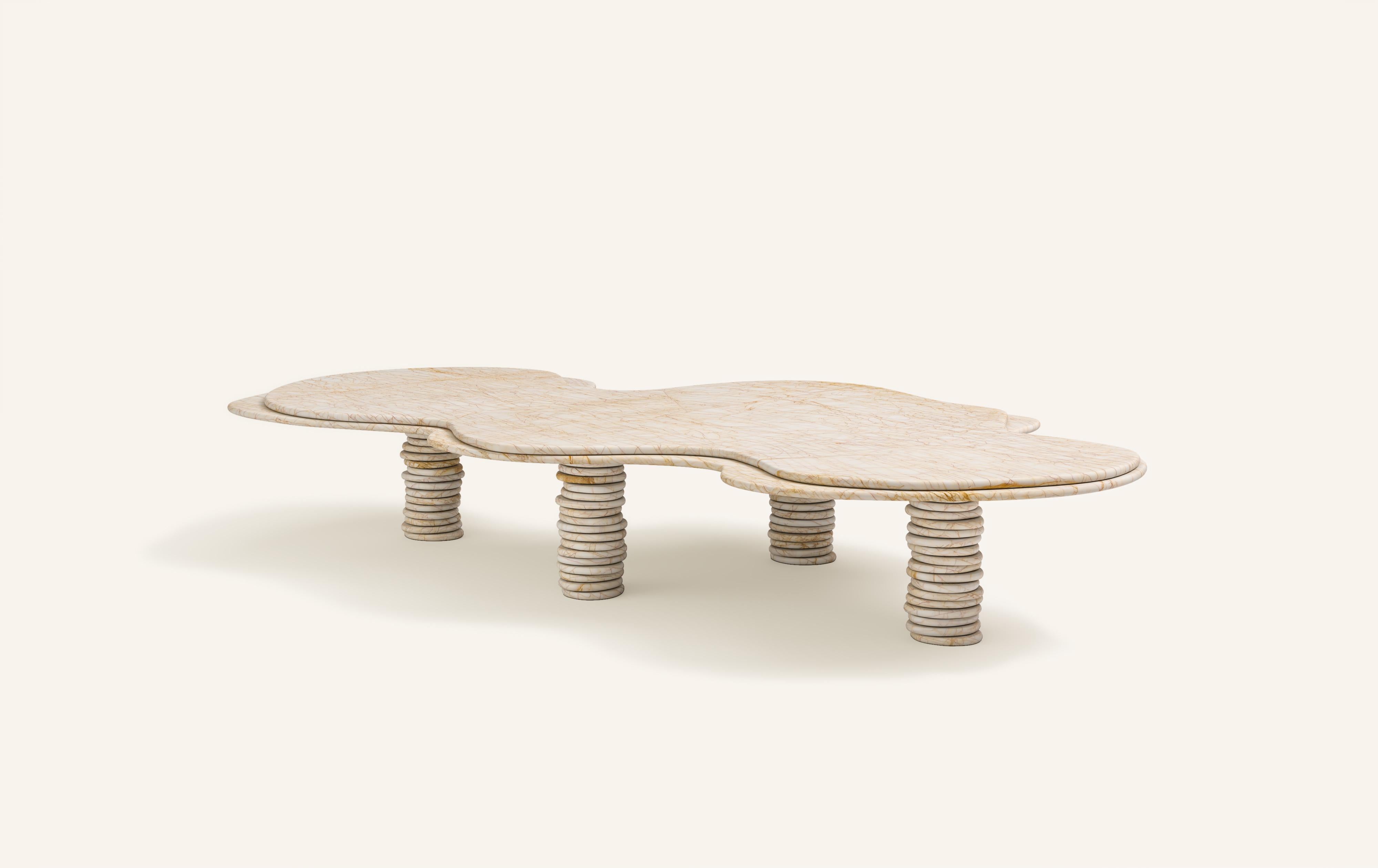 Organique FORM (LA) table basse Onda de forme libre 84L x 46W x 14H en marbre araignée doré en vente
