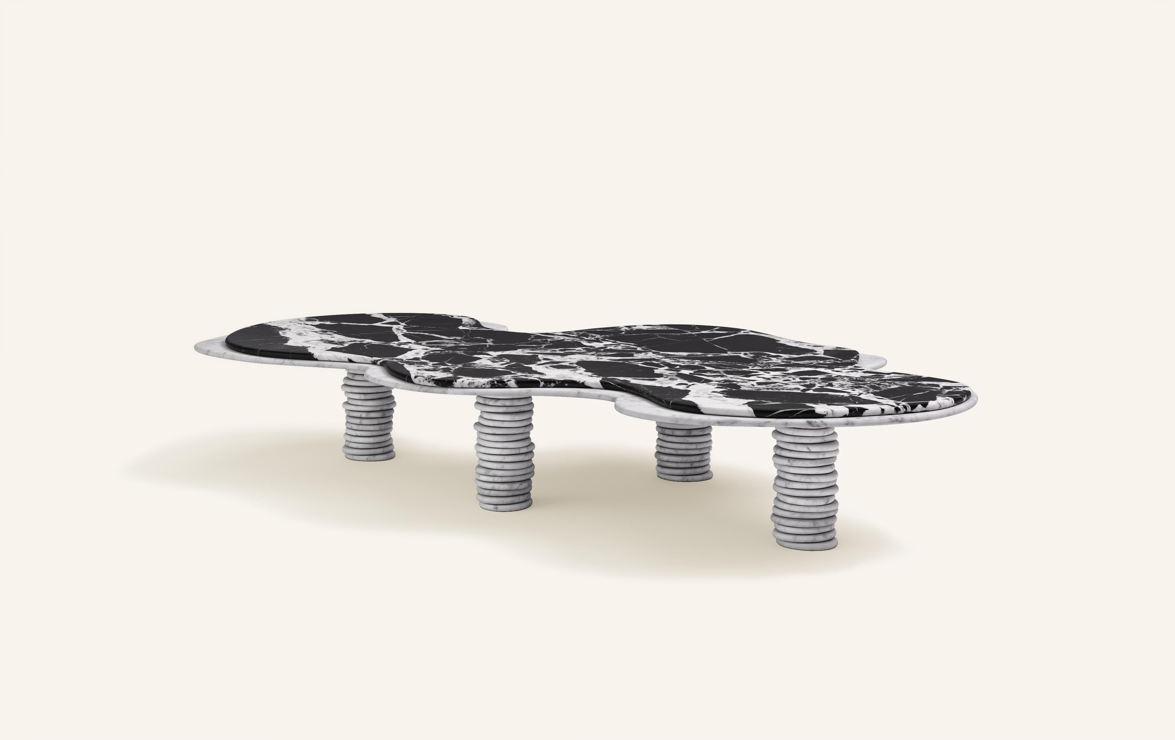 Organique FORM (LA) table basse Onda de forme libre 84L x 46W x 14H en marbre Nero & Bianco en vente